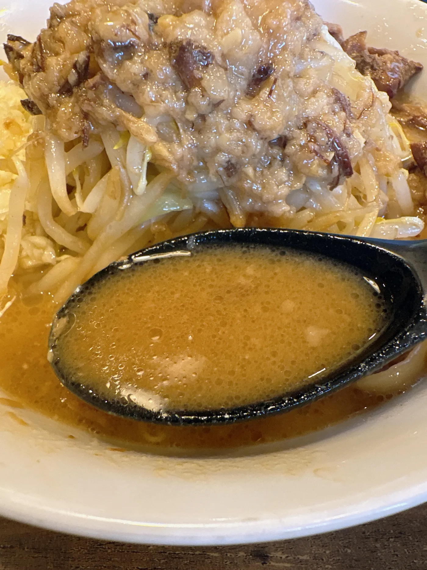 ラーメン つづきのスープをレンゲですくったところ
