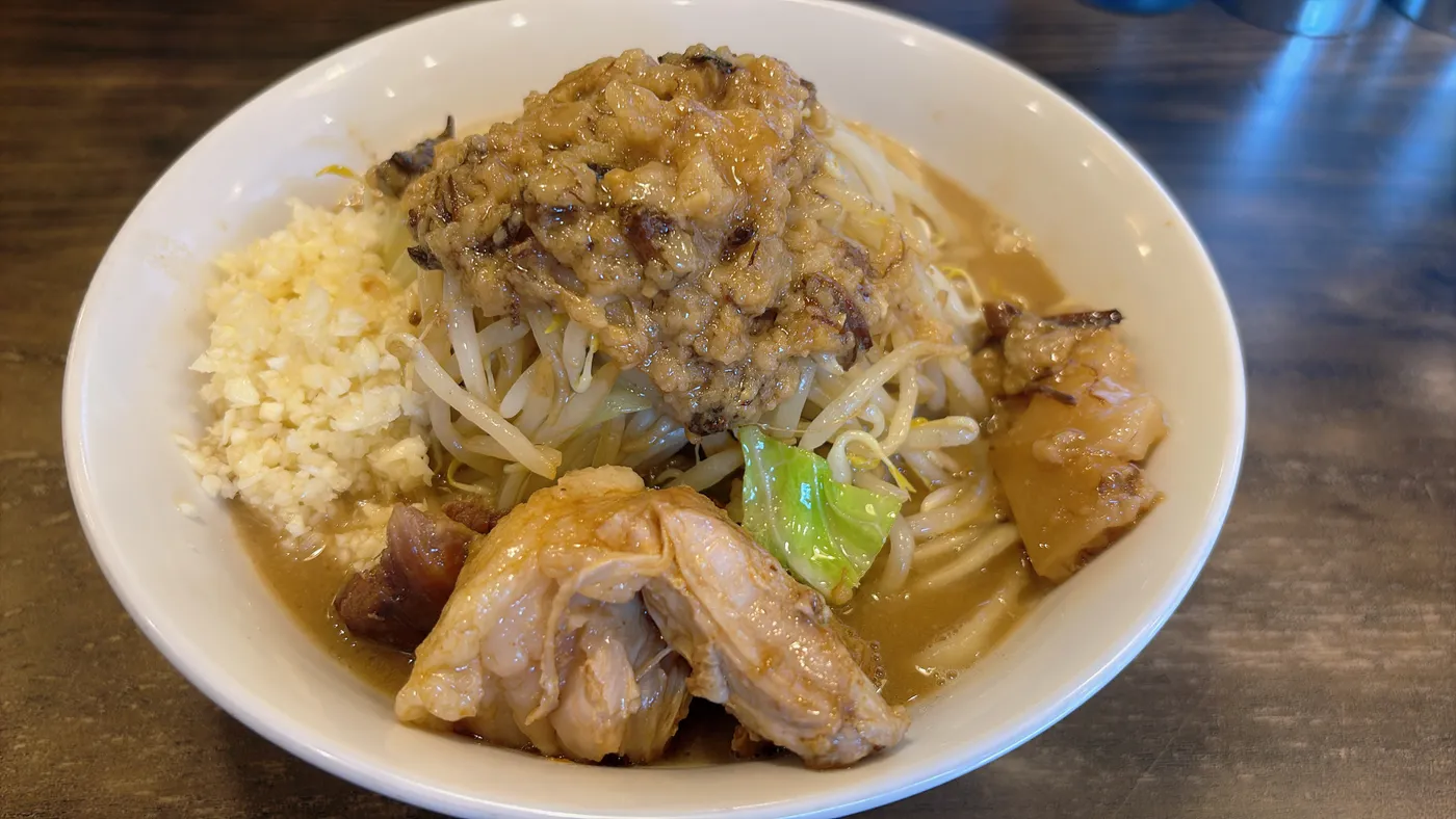 ラーメン つづきのラーメン並。もやし、キャベツ、ニンニク、分厚いチャーシューがのった二郎系ラーメン