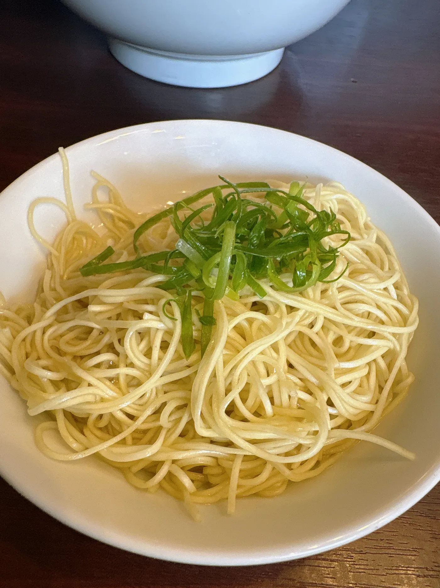 麺乃はるの替玉。細麺に刻みネギがのっている