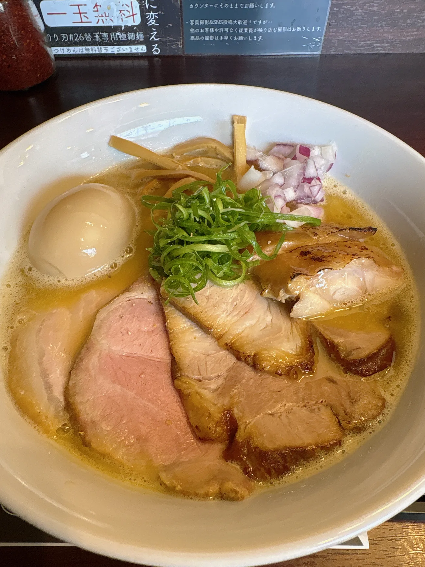 麺乃はるの特製鶏白湯らーめんを別アングルから