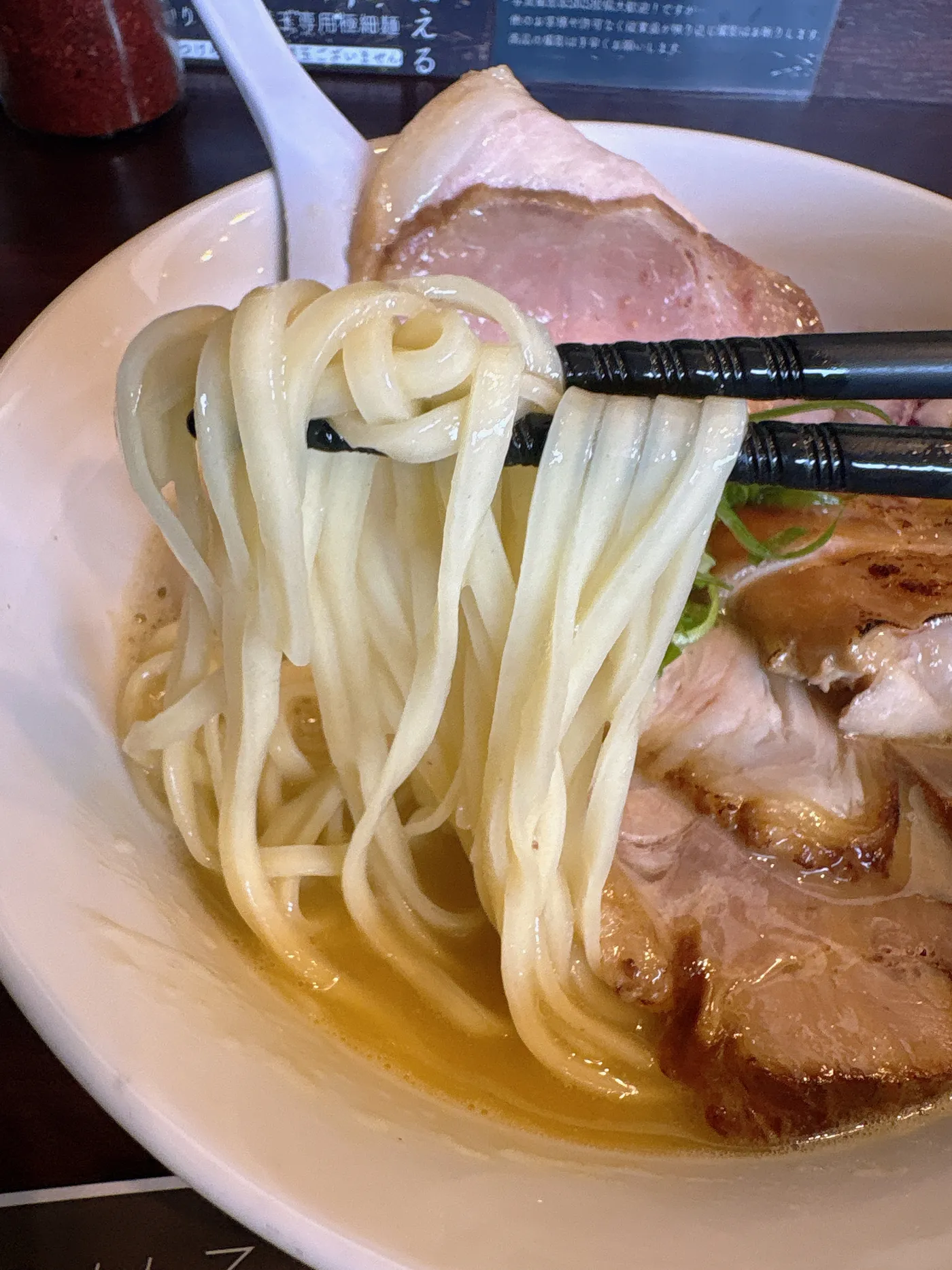 麺乃はるの麺をリフトしたところ