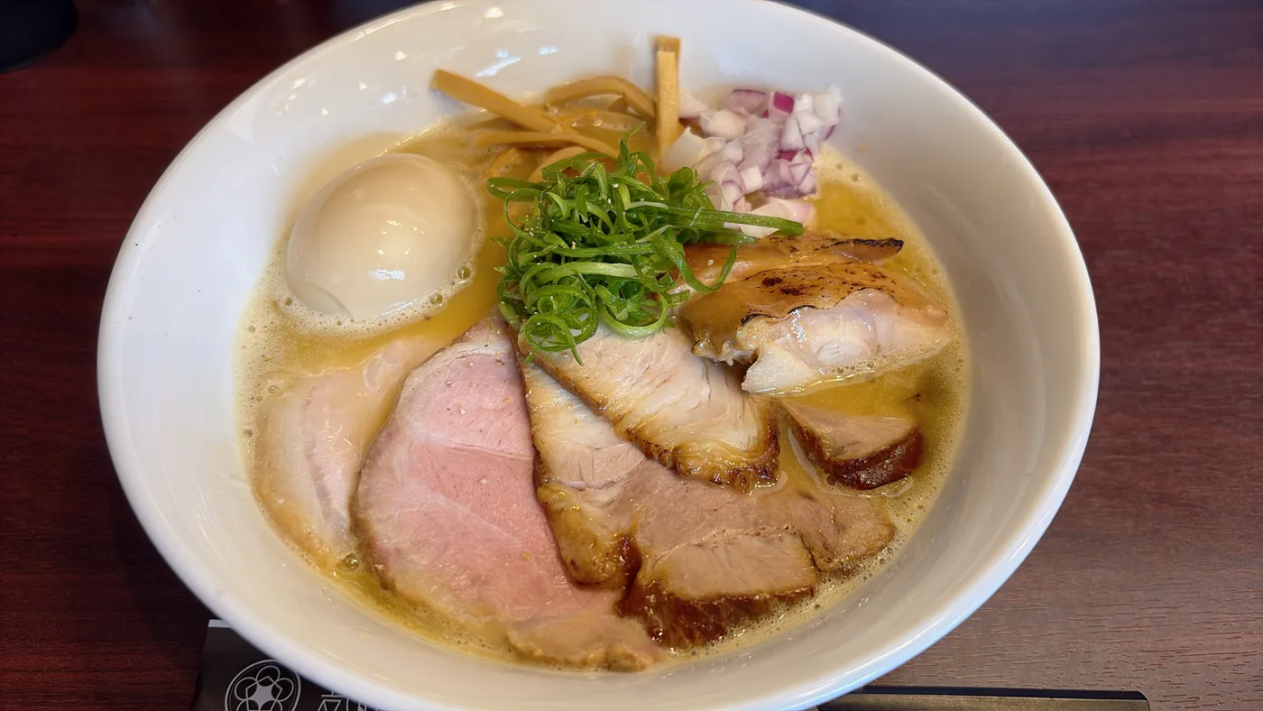 麺乃はるの特製鶏白湯らーめん。チャーシュー、鶏のロースト、味玉、メンマ、玉ねぎがのった一杯