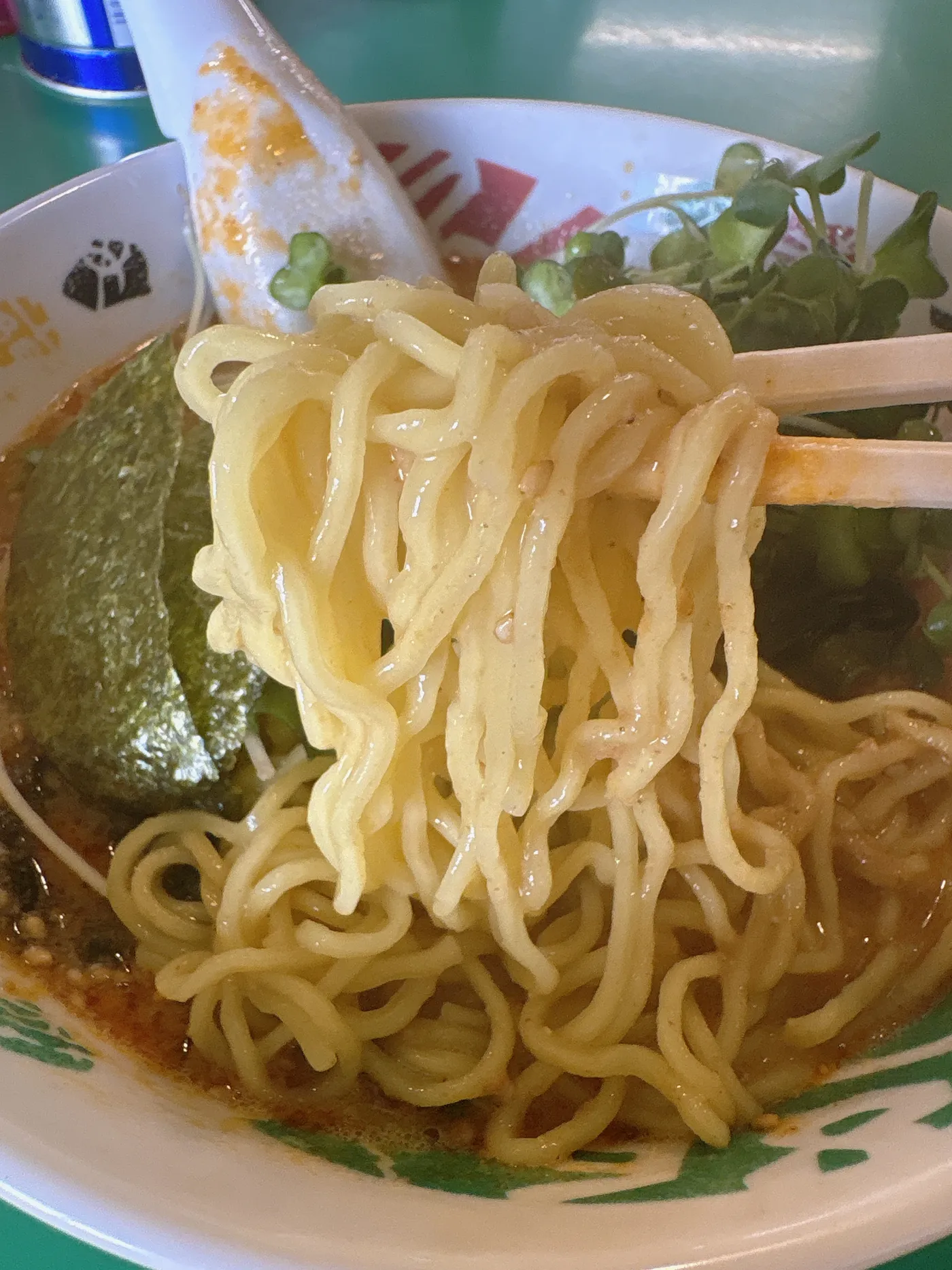 トンチン館の麺をリフトしたところ。中太の中華麺