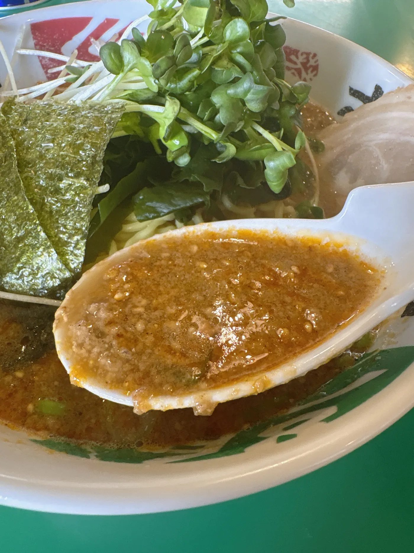 トンチン館のスープをレンゲですくったところ