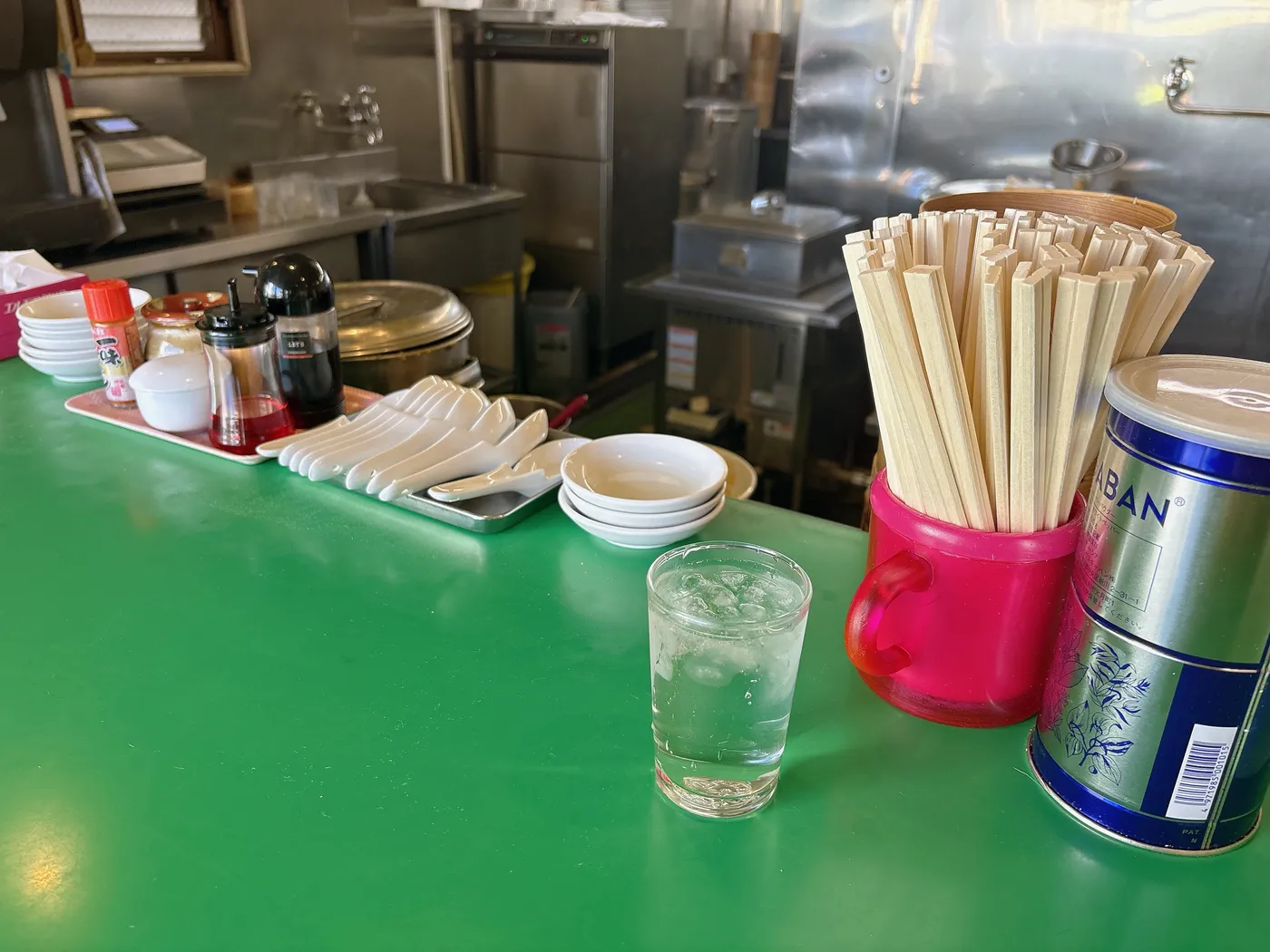 トンチン館の卓上調味料。梅、にんにく、餃子用タレなどが並ぶ