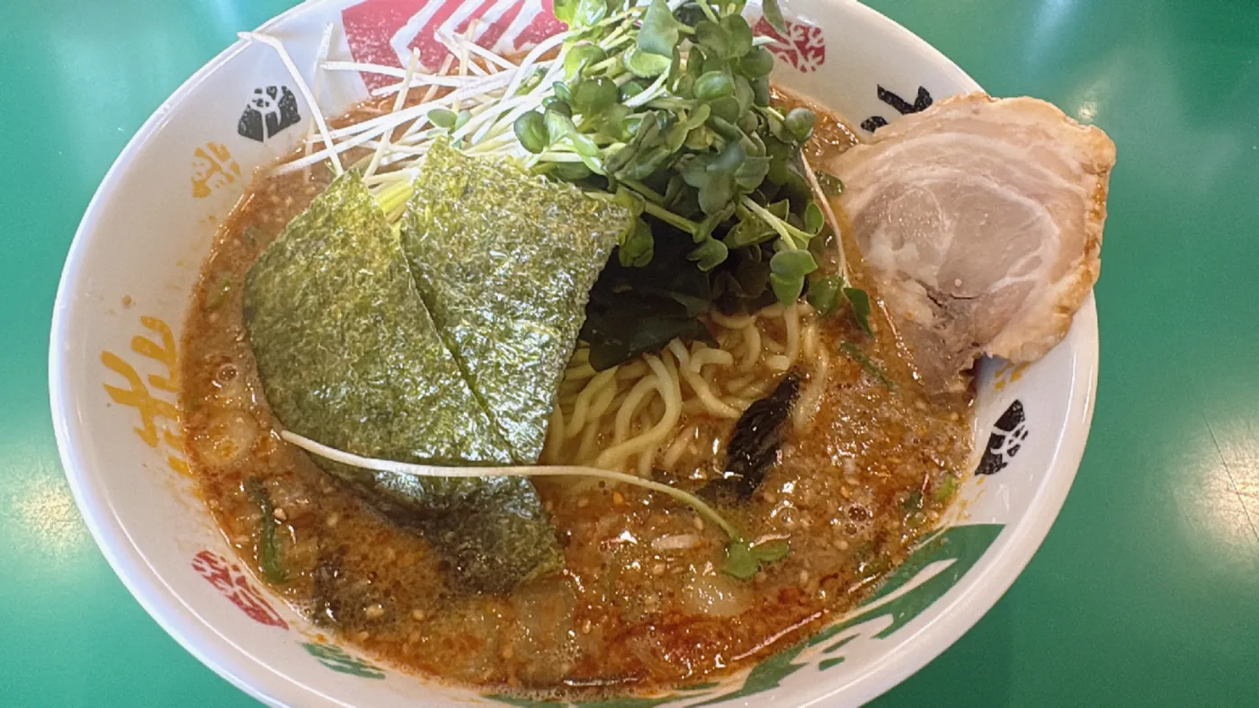 トンチン館の四川ラーメン。チャーシュー、海苔、貝割れ大根、豆苗がのった一杯