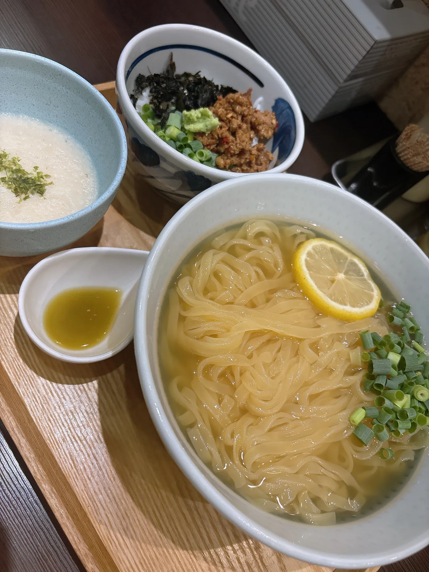 ライトニングファイヤーの勝川冷麺と台湾茶漬けセットを別アングルから