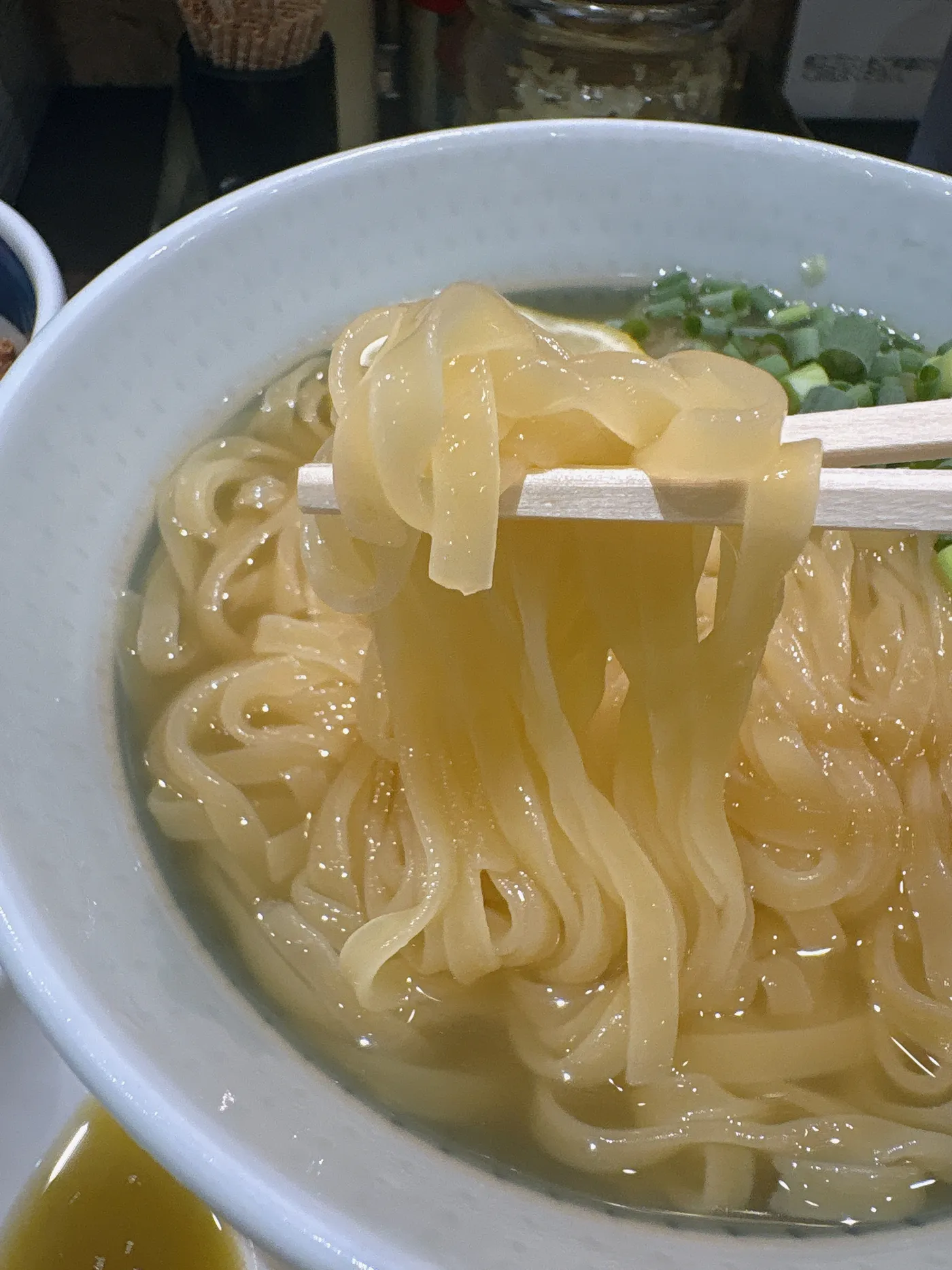 ライトニングファイヤーの勝川冷麺の麺をリフトしたところ