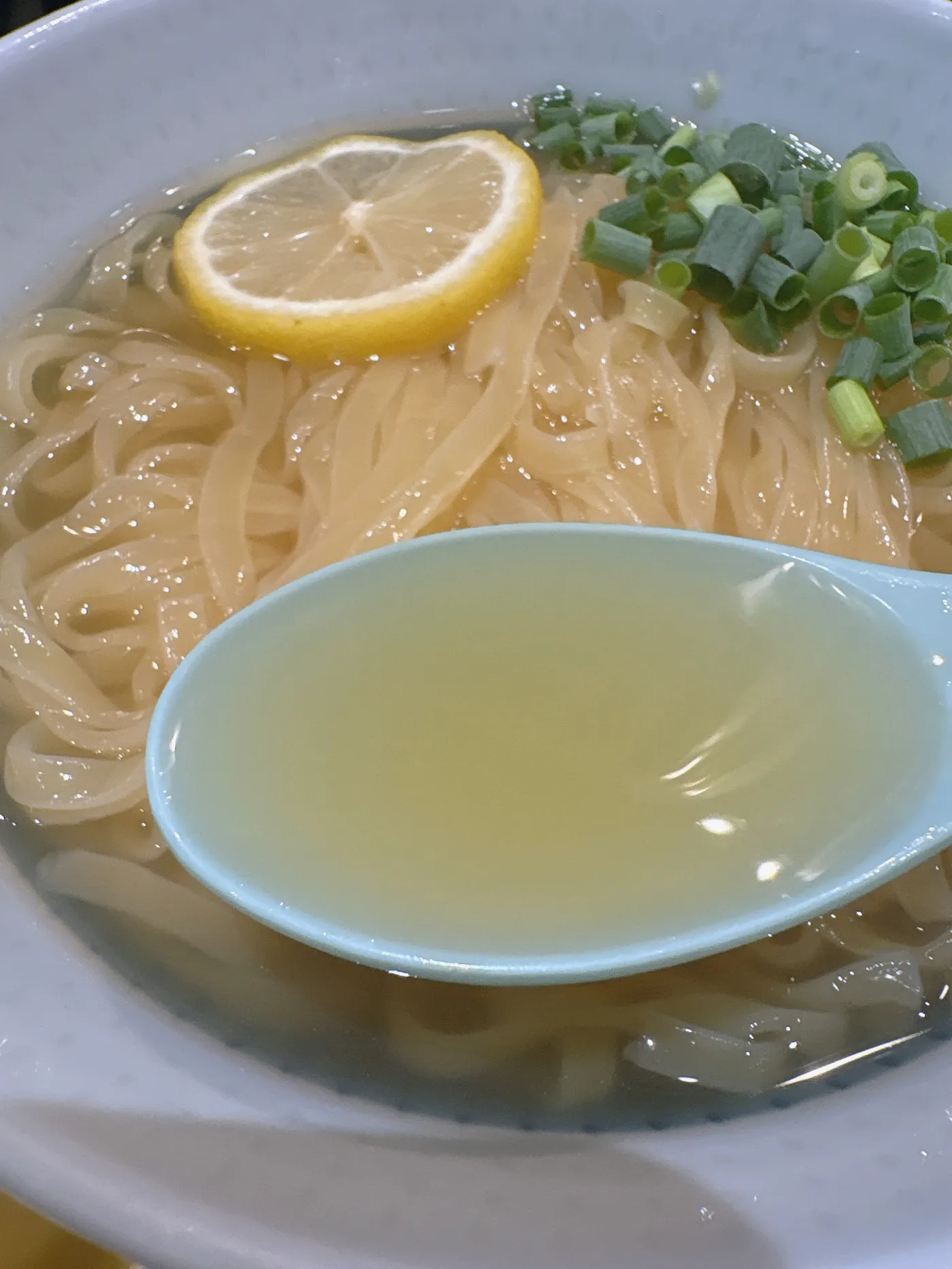 ライトニングファイヤーの勝川冷麺のスープをレンゲですくったところ