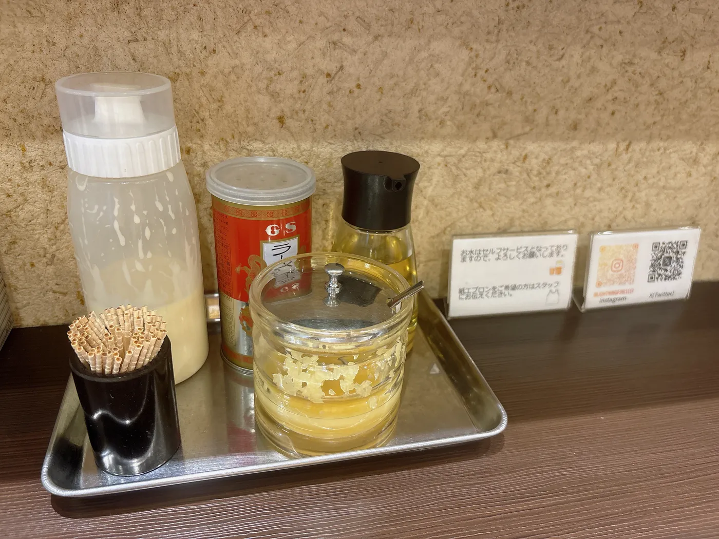 ライトニングファイヤーの卓上調味料。にんにく、胡椒、お酢、マヨネーズが並ぶ