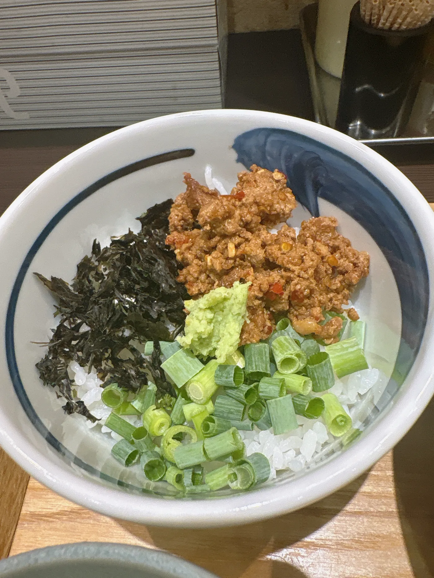 ライトニングファイヤーの台湾茶漬け用の台湾ミンチご飯。海苔、わさび、ネギがのっている