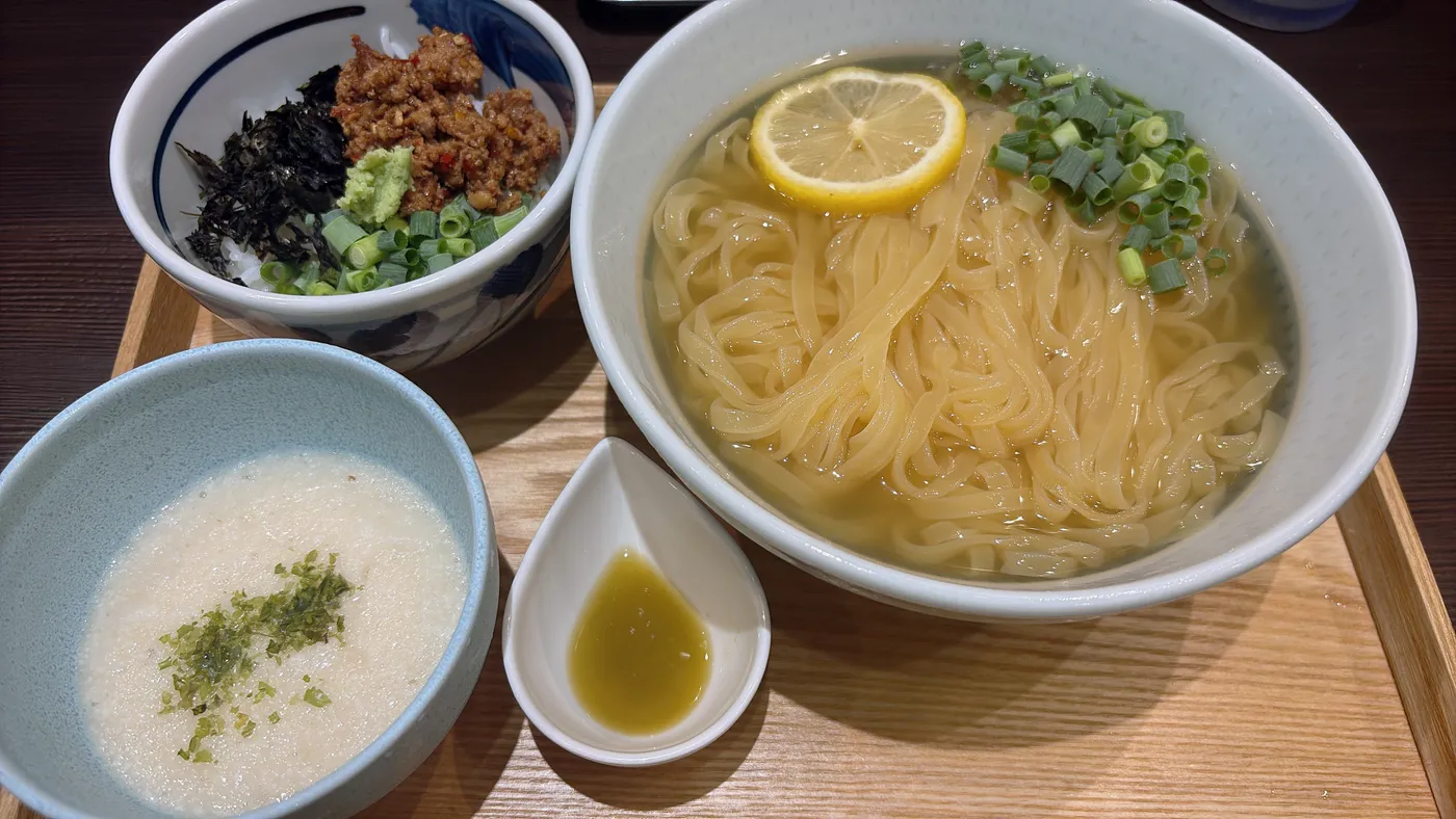 ライトニングファイヤーの勝川冷麺と台湾茶漬けセット。レモンをのせた冷麺、台湾ミンチご飯、とろろが並ぶ
