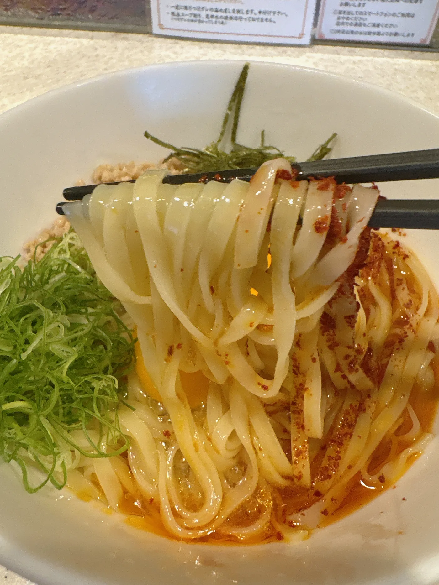 らぅめん考房 ありがた屋の冷製坦々昆布水和えめんに添えられた出汁しょうゆ