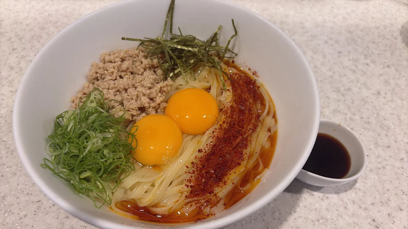 らぅめん考房 ありがた屋の冷製坦々昆布水和えめん。鶏そぼろ、九条ねぎ、刻み海苔、卵黄2個がのった一杯とタレの小皿