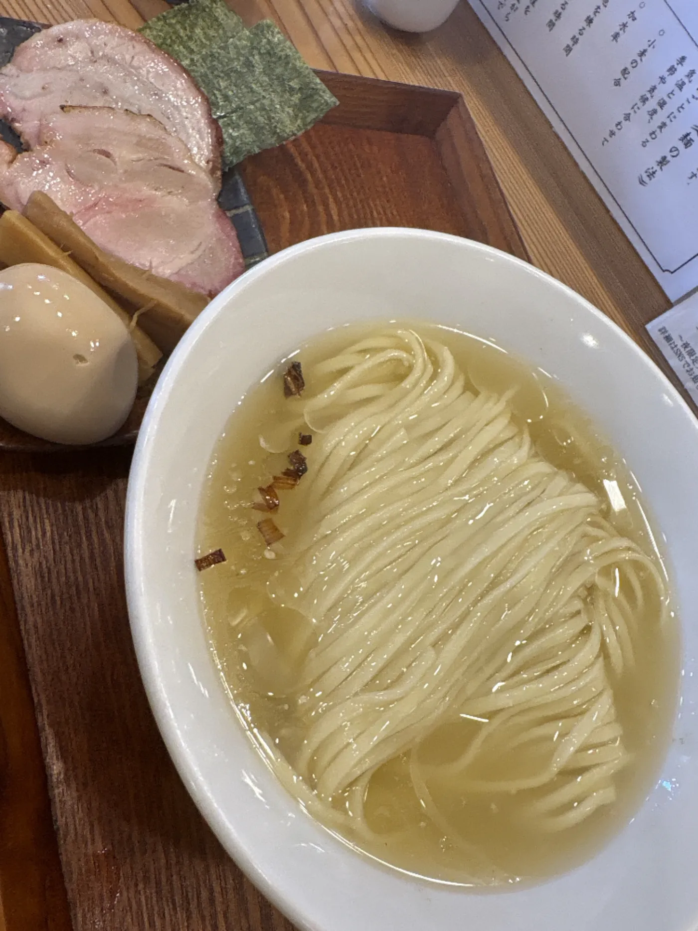 麺道ひとひらのひやかけに特製でのったチャーシュー・メンマ・海苔・味玉