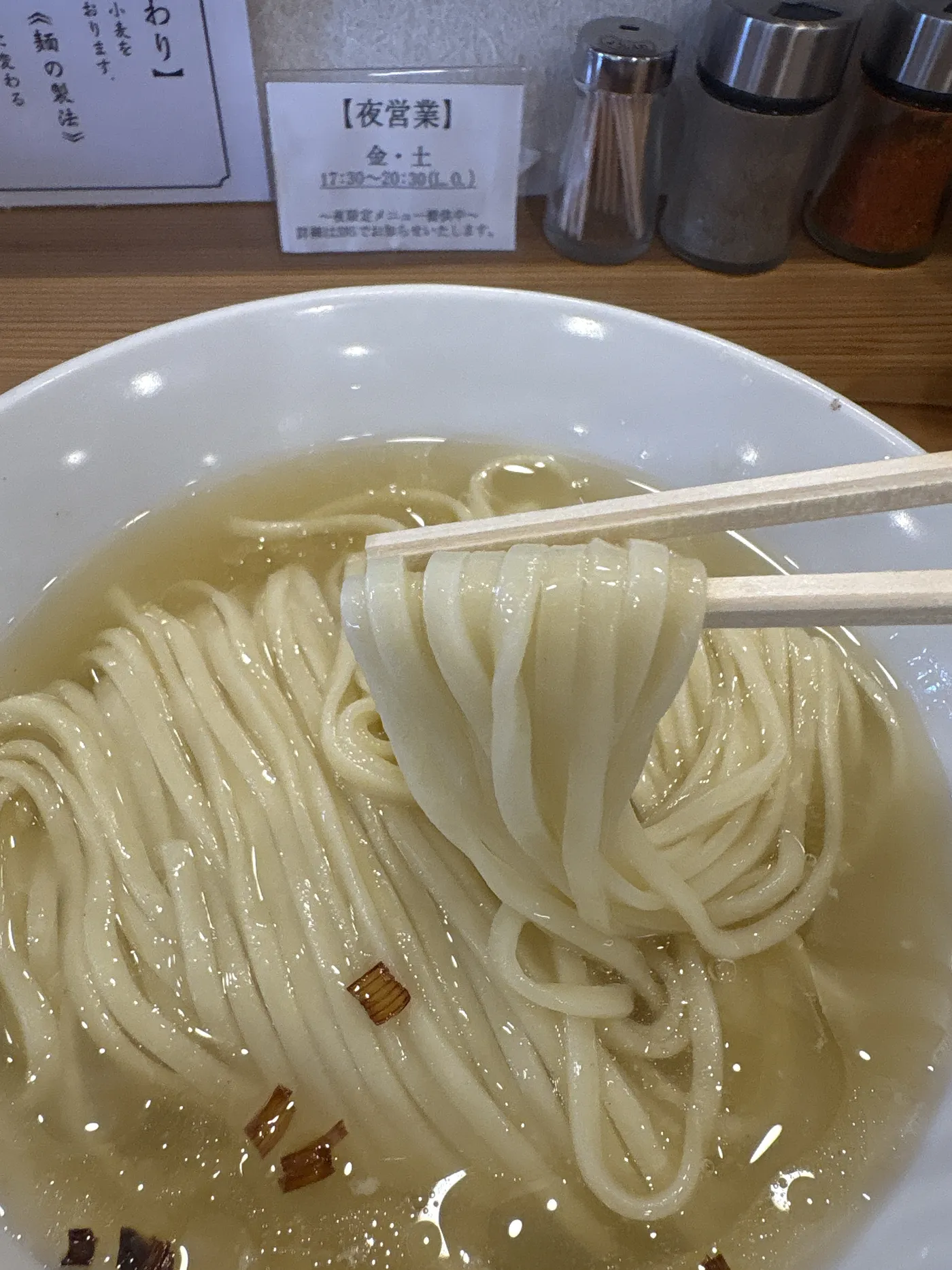 麺道ひとひらのひやかけの麺を箸でリフトしたところ