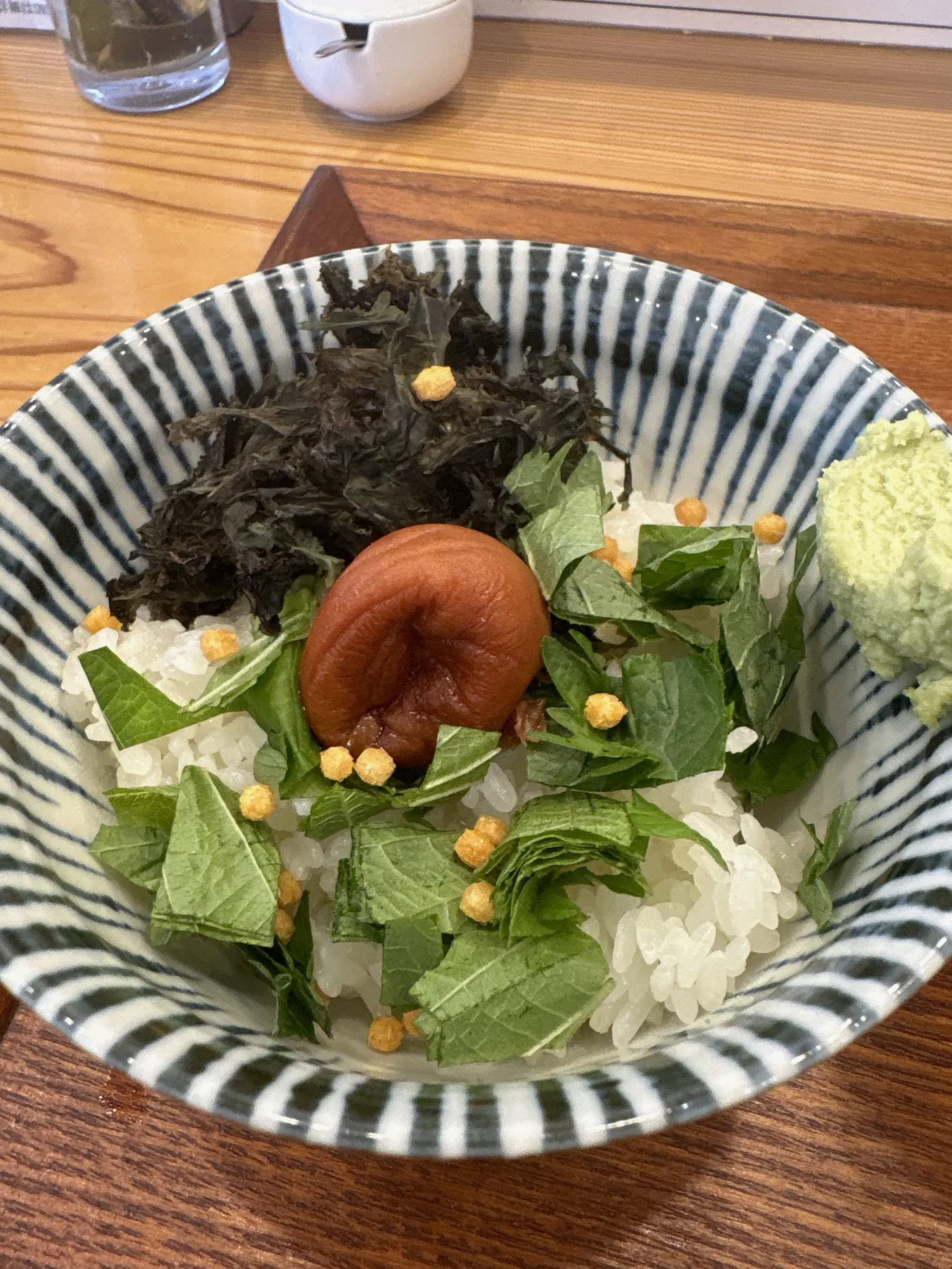麺道ひとひらの梅しそ茶漬け。ご飯に梅干し・大葉・海苔・わさびがのっている