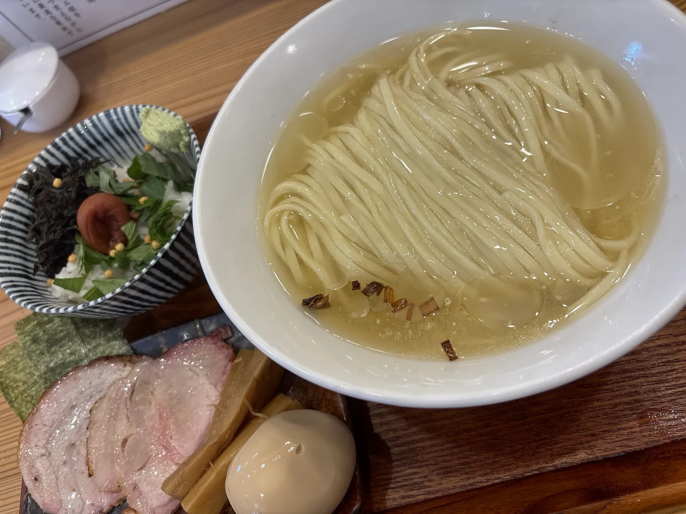 麺道ひとひらの京小麦と真鯛のひやかけ。チャーシュー・メンマ・味玉と、梅しそ茶漬けを俯瞰で撮影