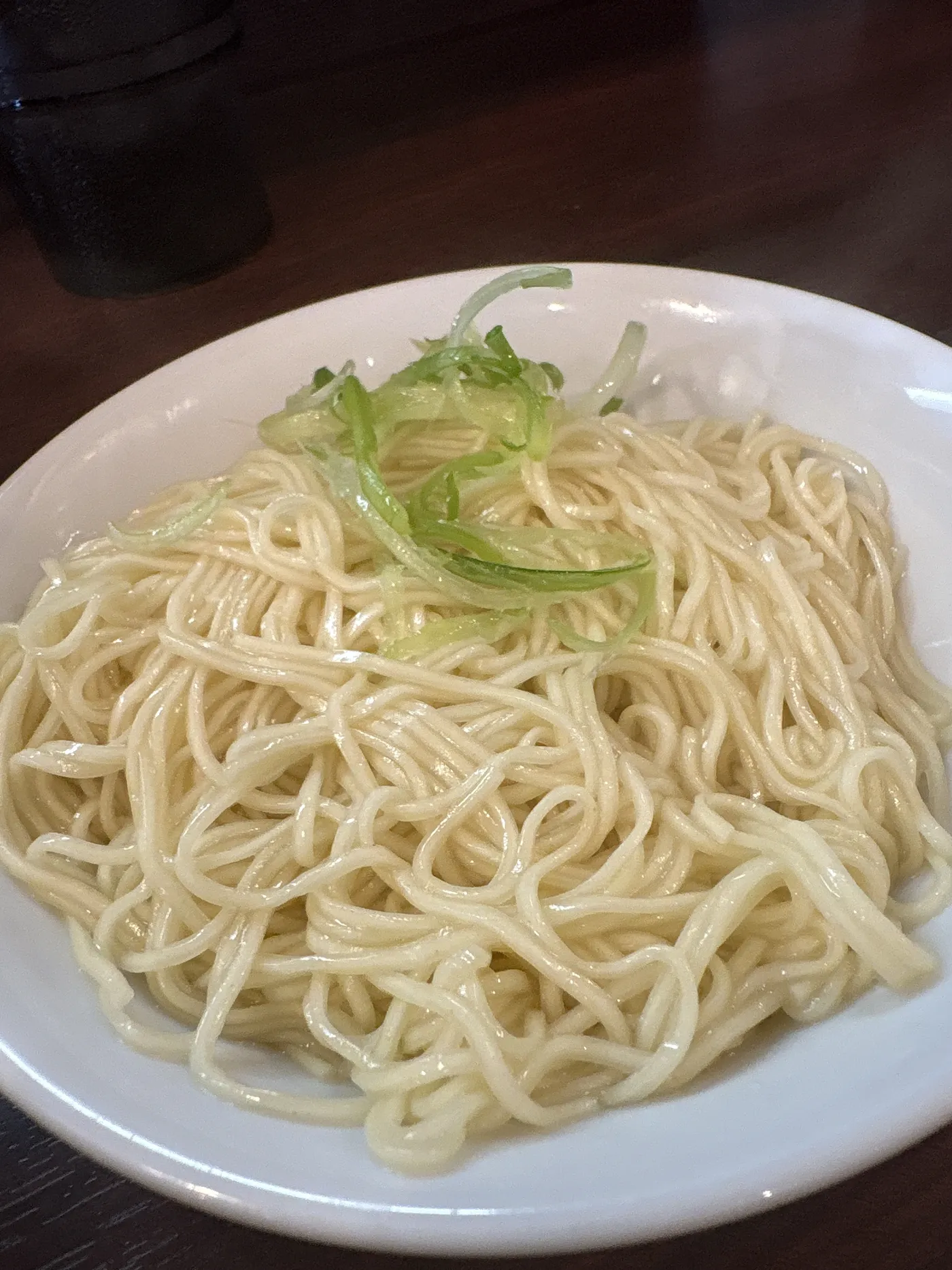 麺乃はるの替玉。超細麺に刻みネギがのっている