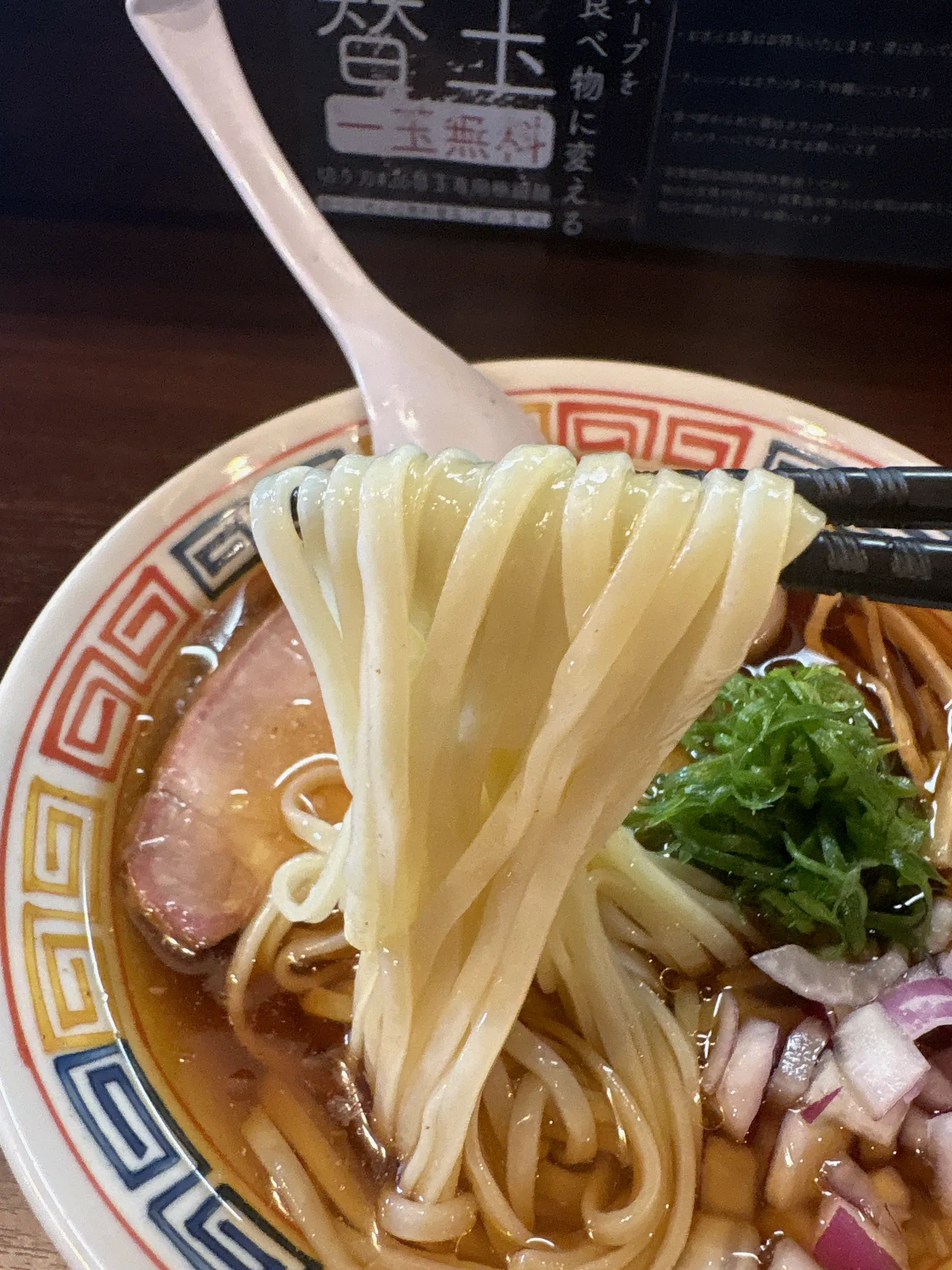 麺乃はるの冷たい醤油そばの麺をリフトしたところ