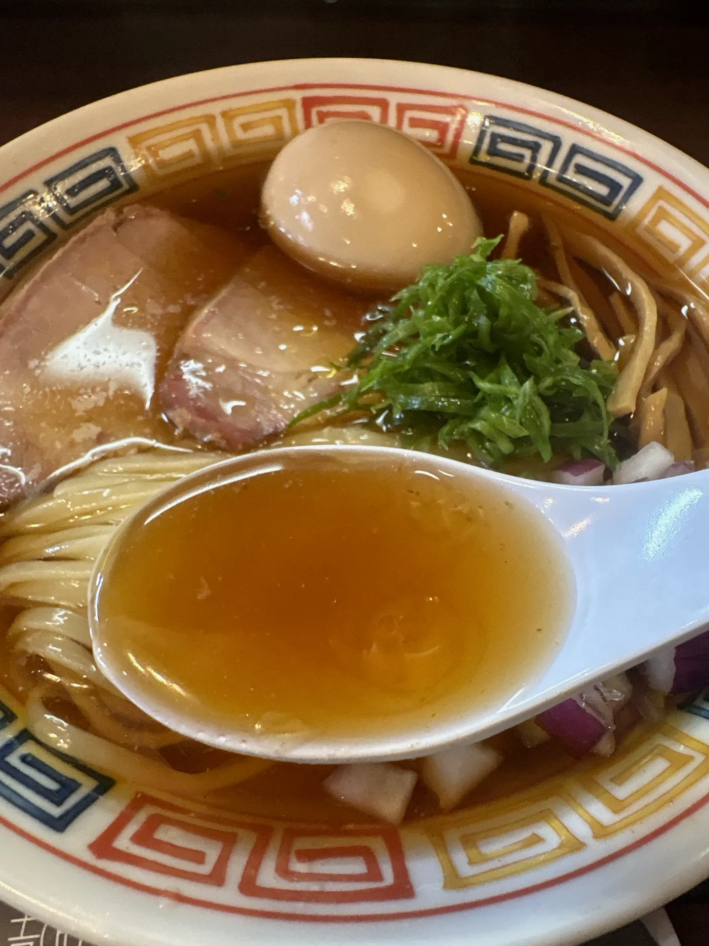 麺乃はるの冷たい醤油そばのスープをレンゲですくったところ