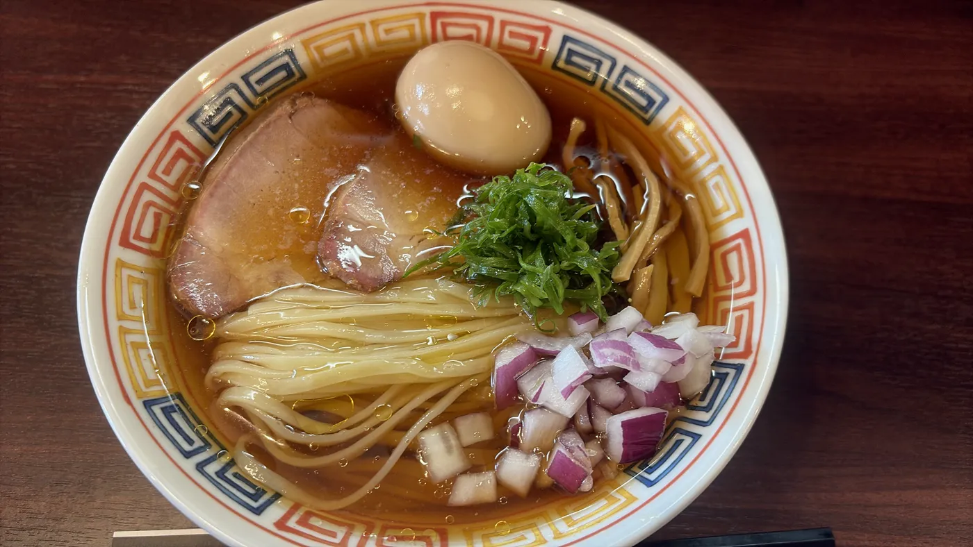 麺乃はるの冷たい醤油そば。チャーシュー、味玉、細メンマ、刻みネギ、紫玉ねぎがのった一杯