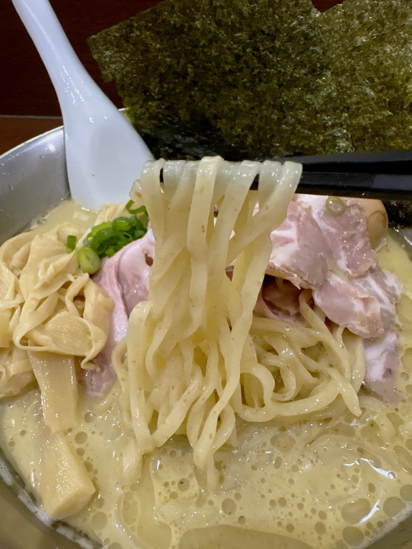 煮干し中華そば 魚魚の冷やかきの麺をリフトしたところ