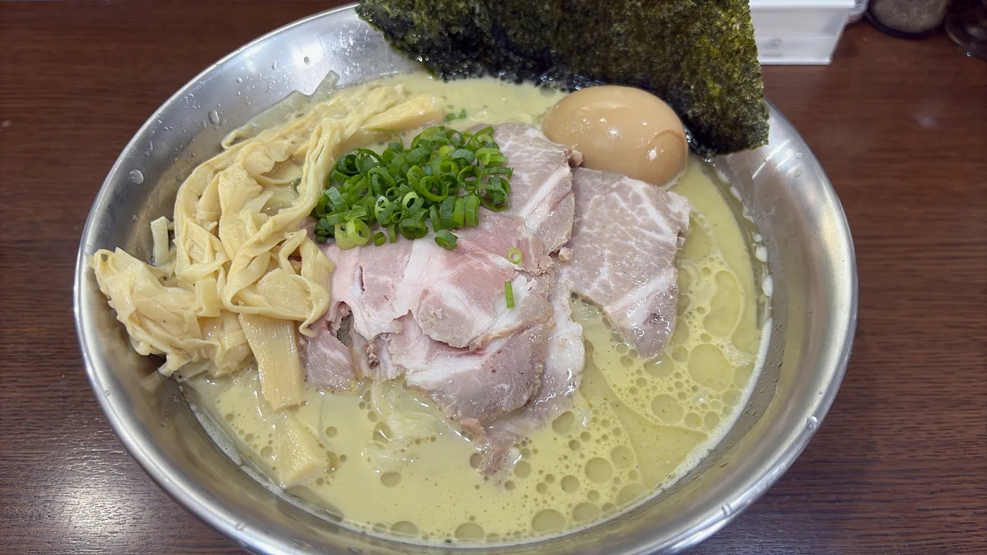 煮干し中華そば 魚魚の冷やかき特製。ステンレスの器に麺、チャーシュー、メンマ、海苔、味玉がのった一杯