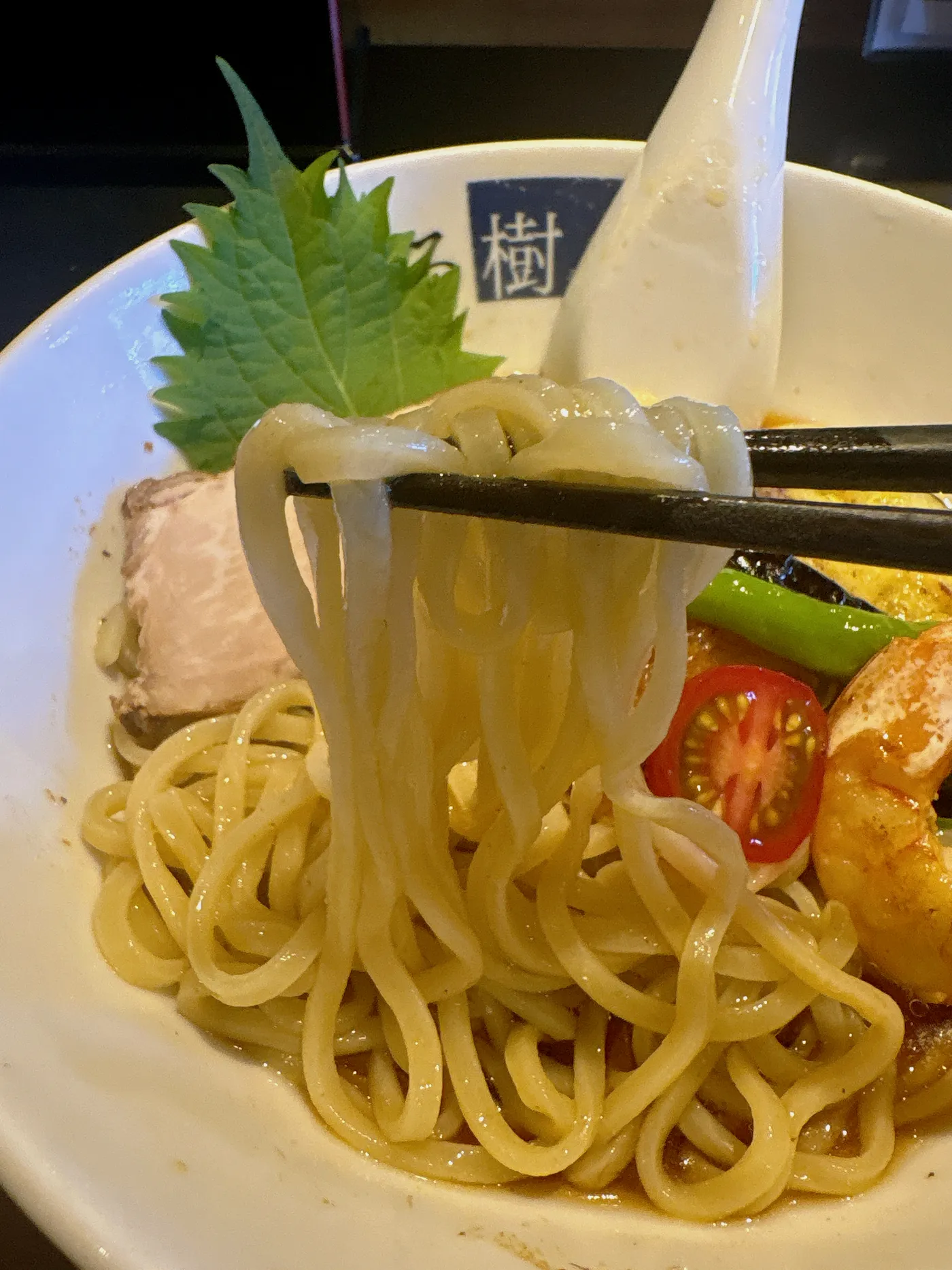 中華そば はる樹の柚子香るえび冷やし麺の麺をリフトしたところ