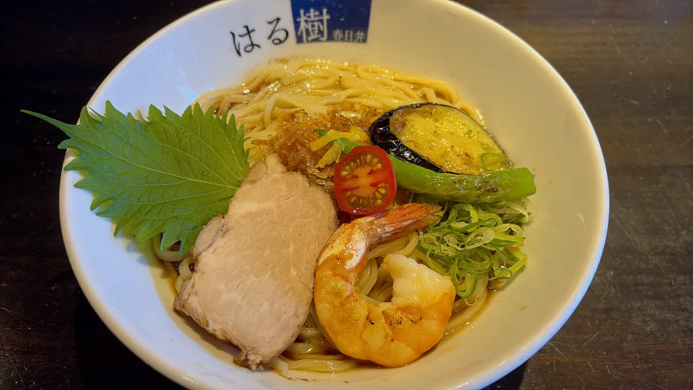中華そば はる樹の柚子香るえび冷やし麺。海老、チャーシュー、なす、ししとう、トマト、しそ、ねぎがのった一杯
