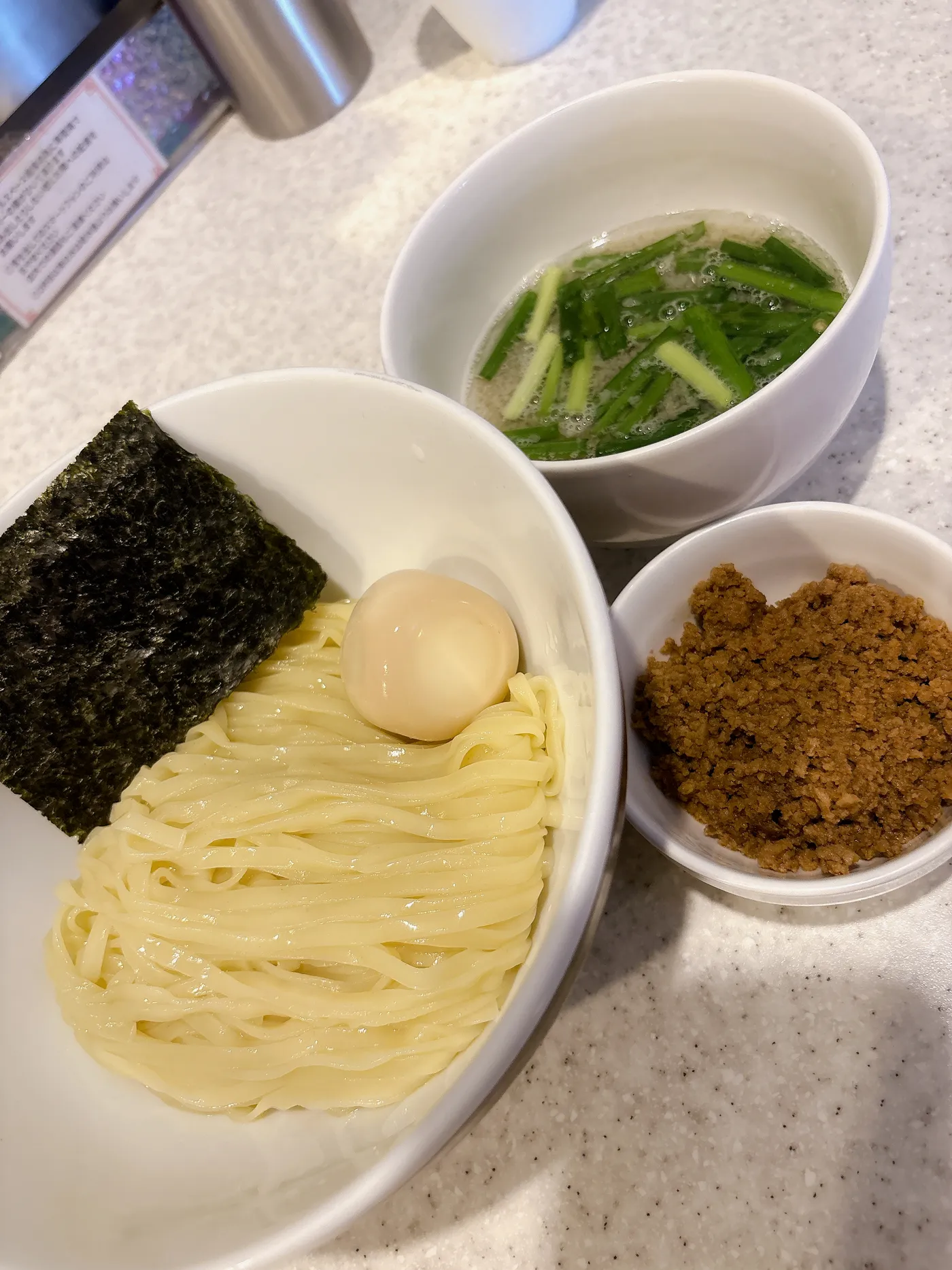 らぅめん考房 ありがた屋の黒豚背脂と青唐辛子のしお台湾つけ麺を別アングルから