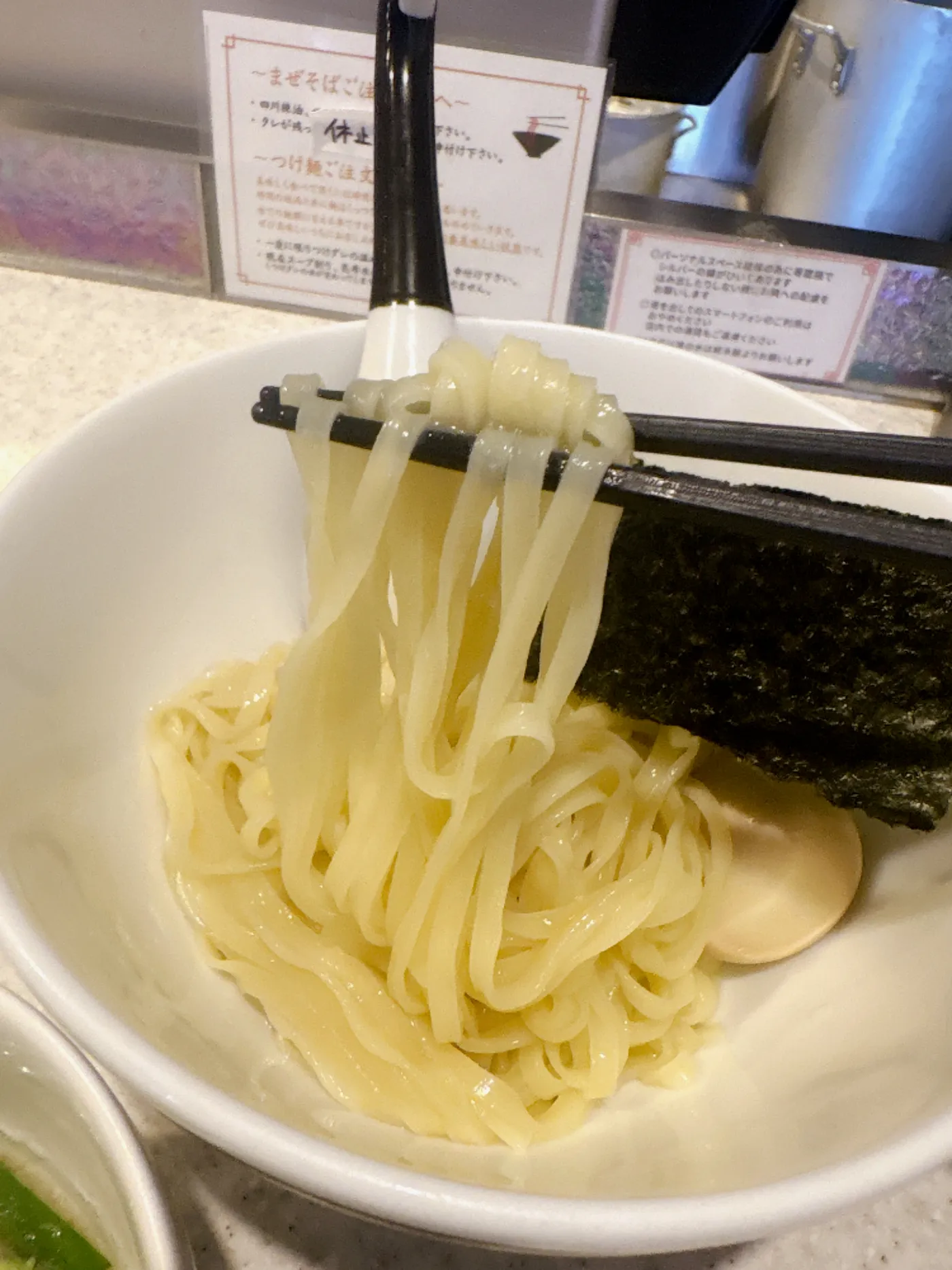 らぅめん考房 ありがた屋の黒豚背脂と青唐辛子のしお台湾つけ麺の麺をリフトしたところ
