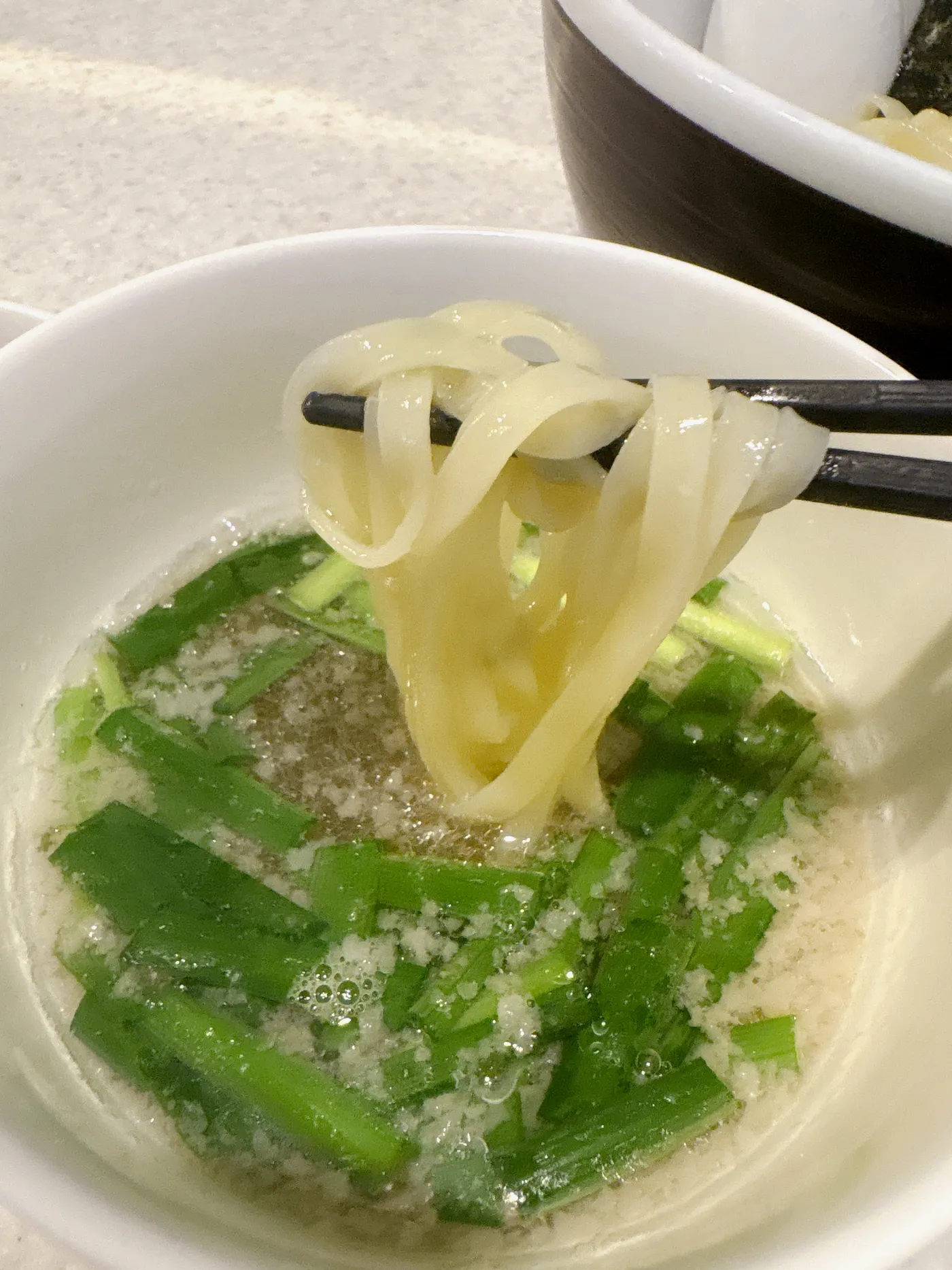 らぅめん考房 ありがた屋の麺をつけダレに浸したところ