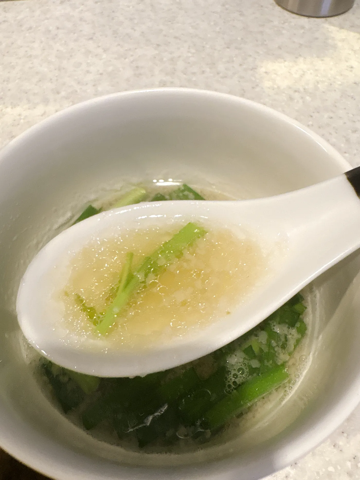 らぅめん考房 ありがた屋のつけダレをレンゲですくったところ。刻みねぎとにんにくが浮いている