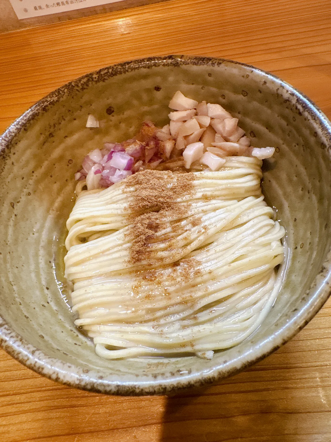 つけそば神宮寺のあえ玉。麺に燻製チャーシューと玉ねぎ、魚粉がのっている