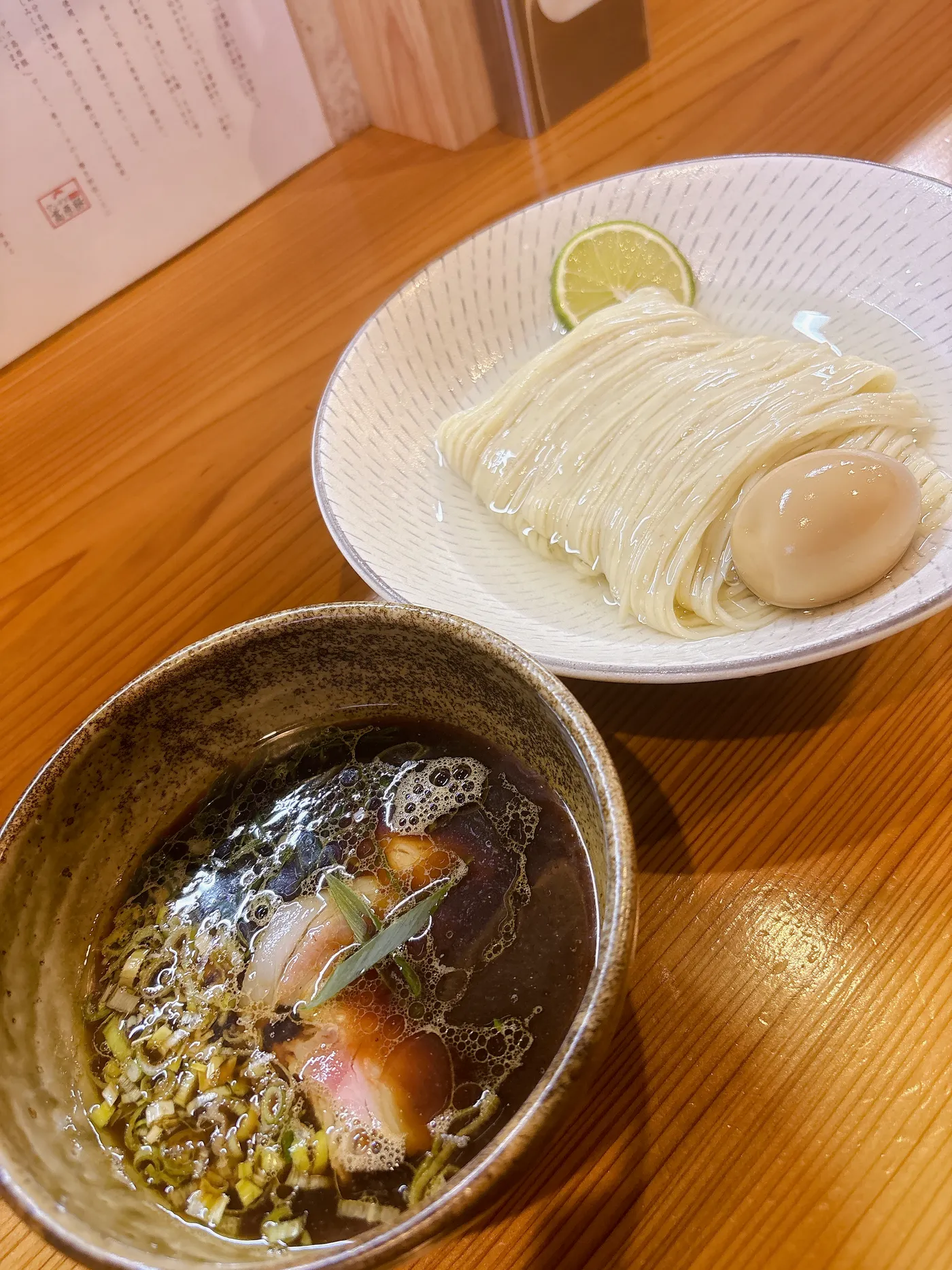 つけそば神宮寺の鰹昆布出汁醤油つけそばを別アングルから