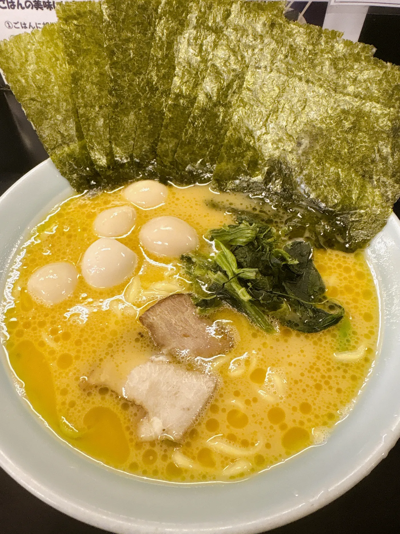 萬来亭のラーメンを別アングルから。うずら卵が5個並ぶ