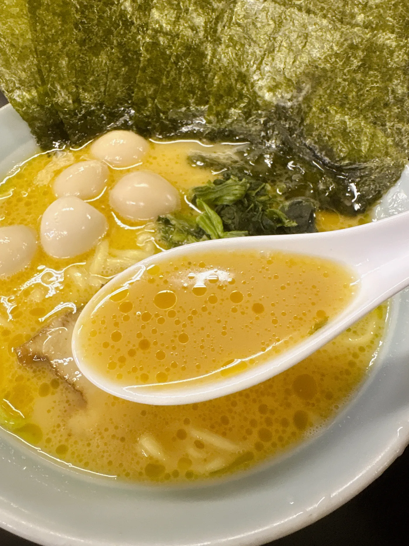 萬来亭のスープをレンゲですくったところ