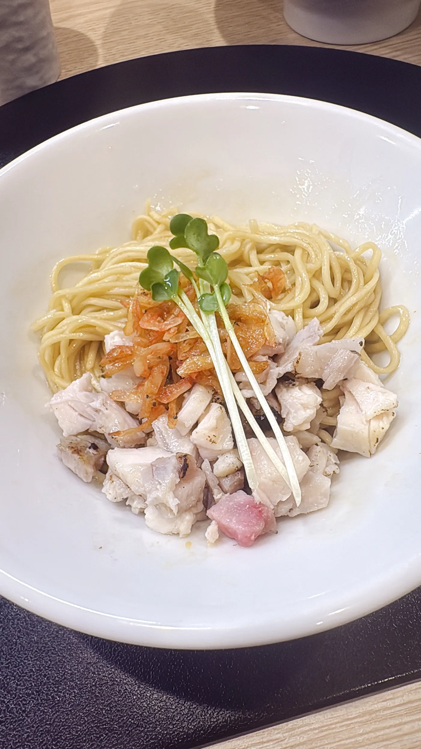 麺屋 伊藤の海老あえ玉。麺に鶏チャーシューと揚げ海老、スプラウトがのっている