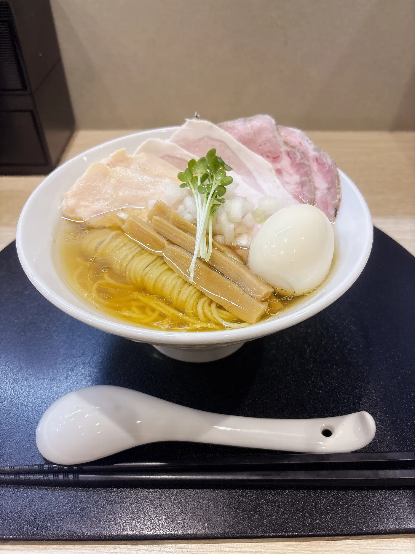 麺屋 伊藤の特製白醤油らーめんを別アングルから