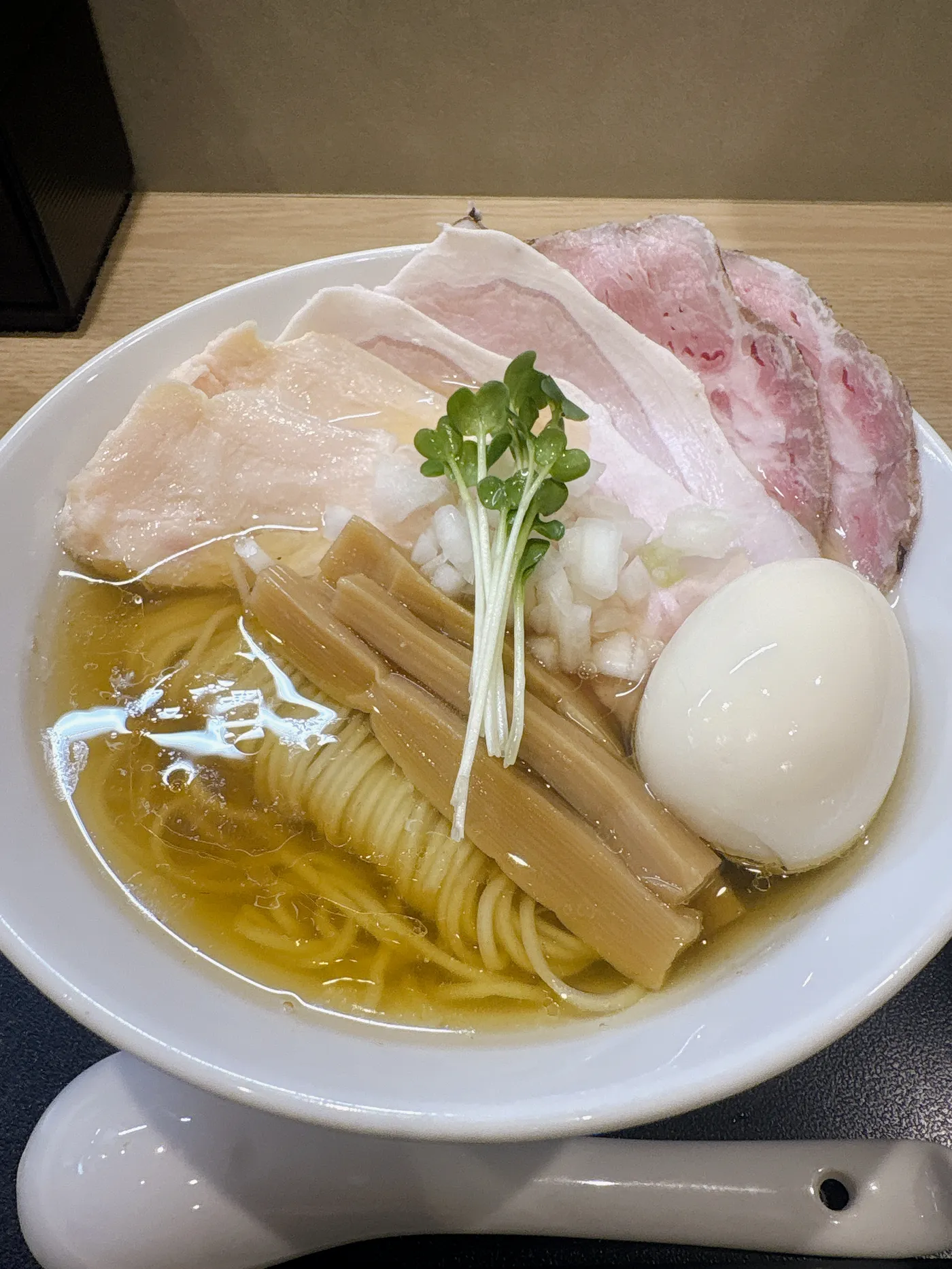 麺屋 伊藤の特製白醤油らーめんのチャーシュー3種と味玉のアップ