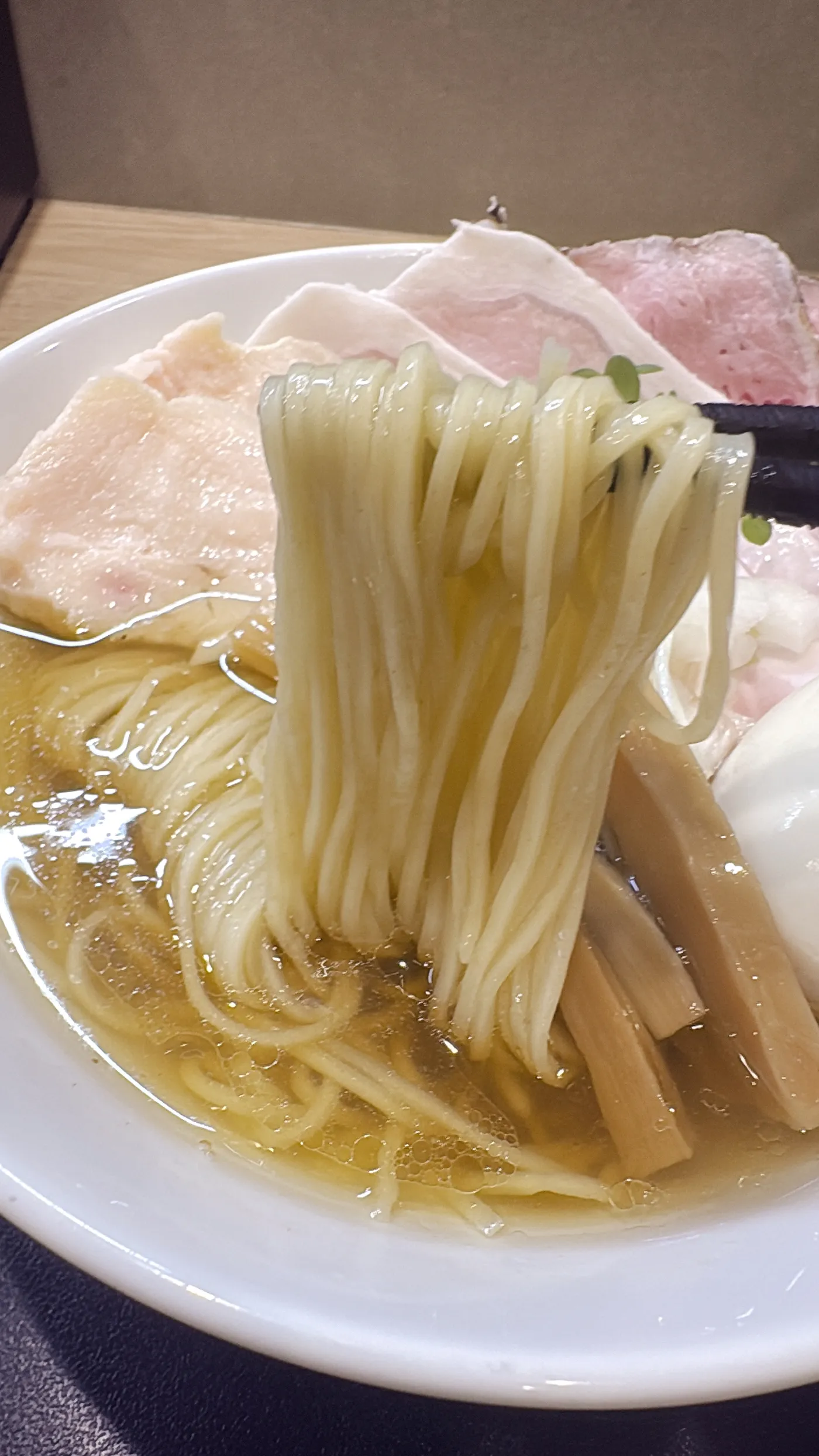 麺屋 伊藤の特製白醤油らーめんの麺をリフトしたところ