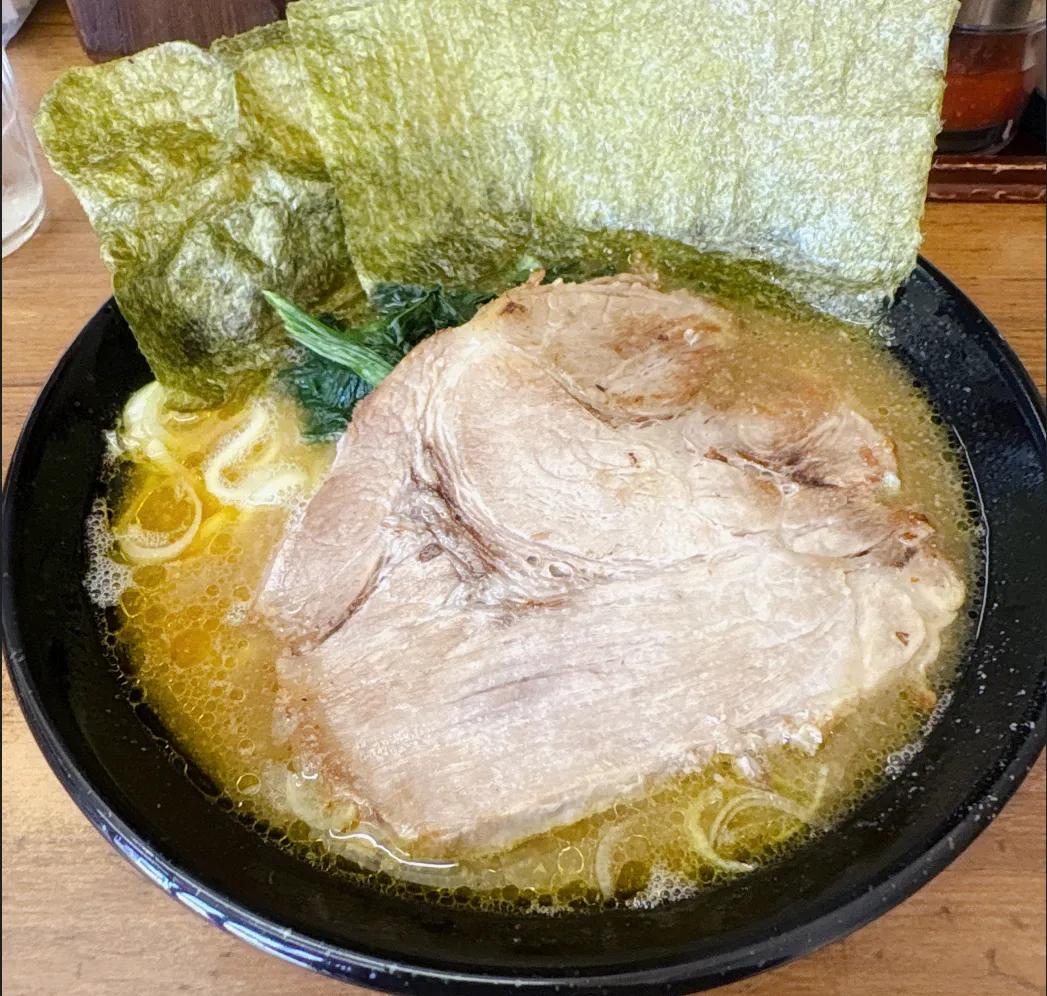 英吉家のらーめん。丼を覆うほどの厚切りチャーシューがのった一杯
