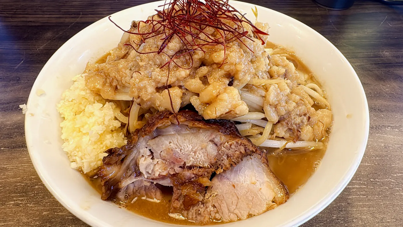 ラーメンつづきの味噌らーめん。にんにくマシ・アブラマシマシ、唐辛子がのった一杯