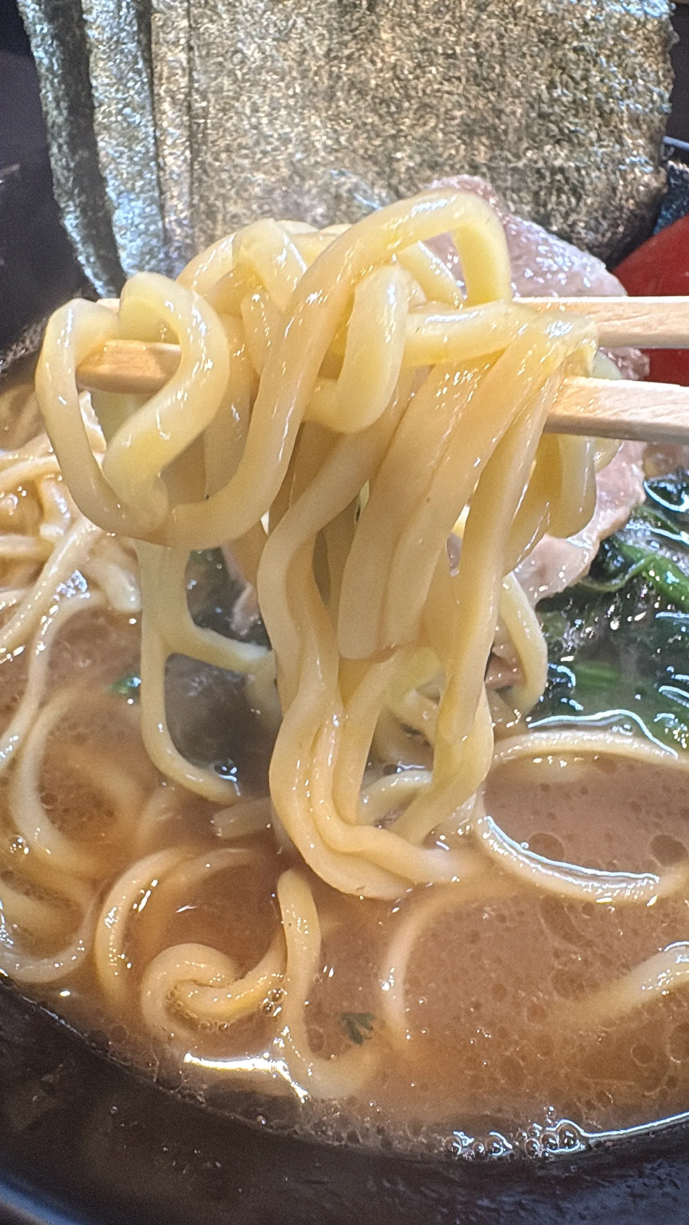 横浜家系ラーメン 侍の麺を持ち上げたところ。中太のちぢれ麺