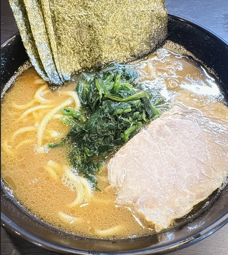 横浜家系ラーメン 侍のラーメン。海苔とほうれん草、チャーシューがのった一杯