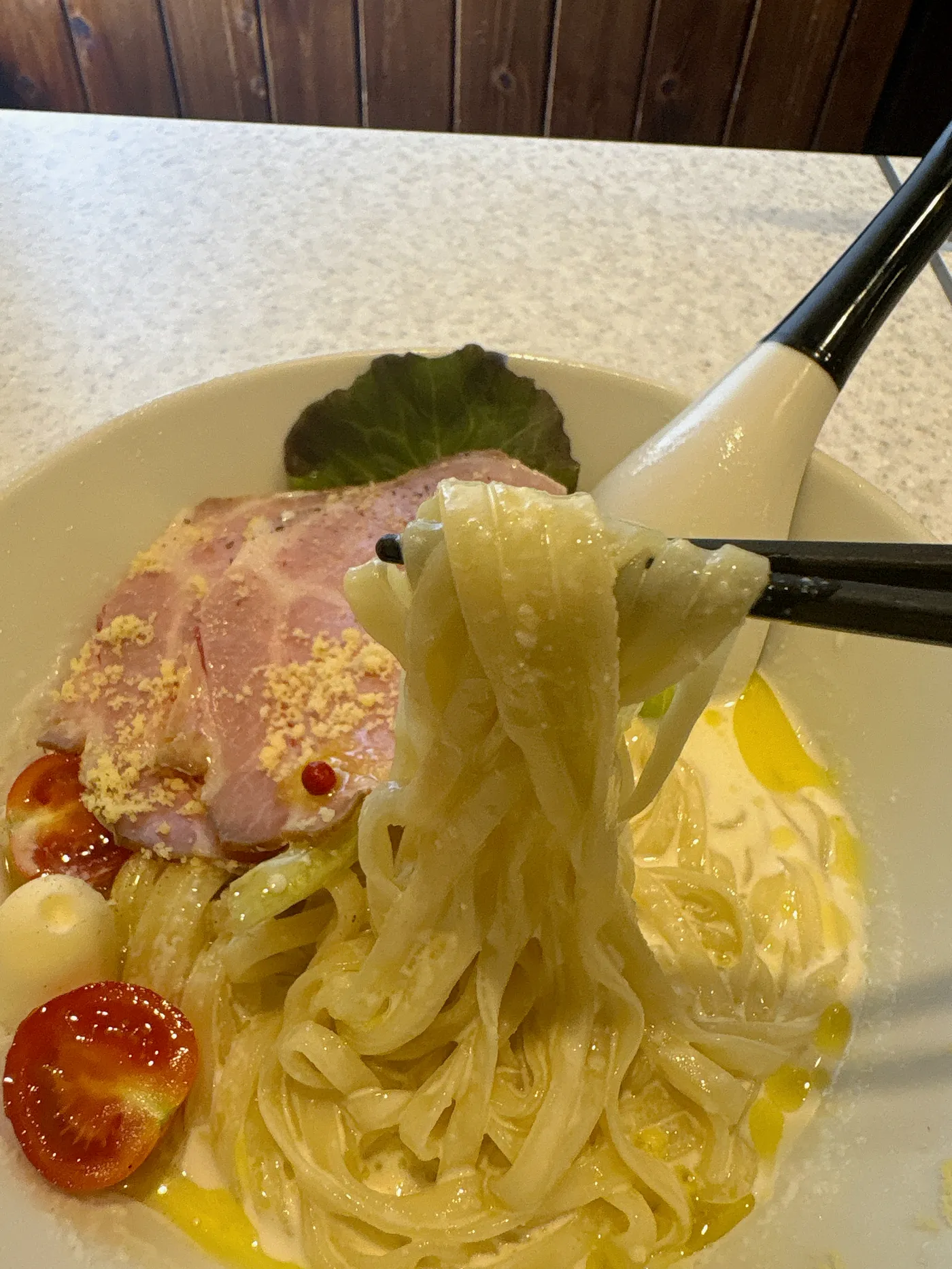 らぅめん考房 ありがた屋の冷製フロマージュ和え麺の麺をリフトしたところ