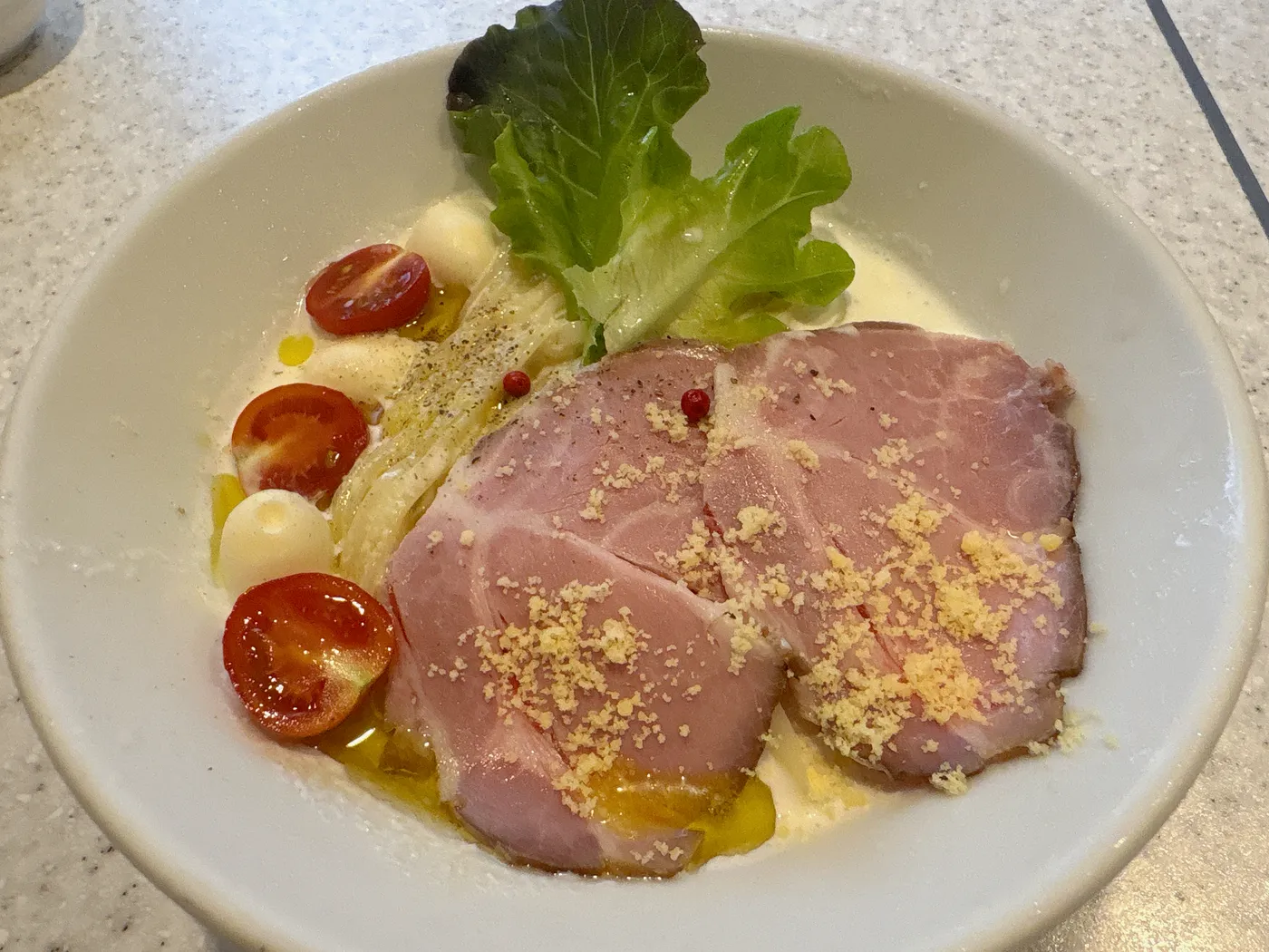 らぅめん考房 ありがた屋の冷製フロマージュ和え麺。ローストポークやモッツァレラ、ミニトマトがのった一皿
