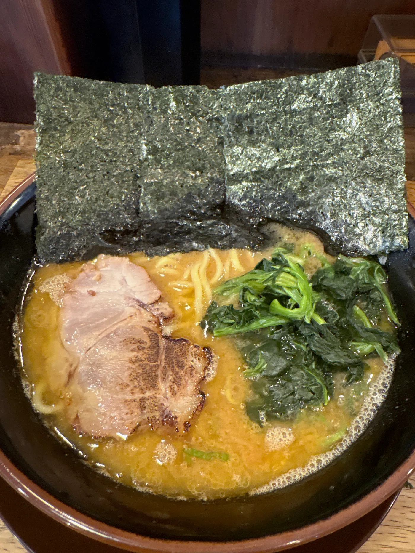銀十のラーメンを正面から見たところ。大判の海苔が3枚立てかけられている