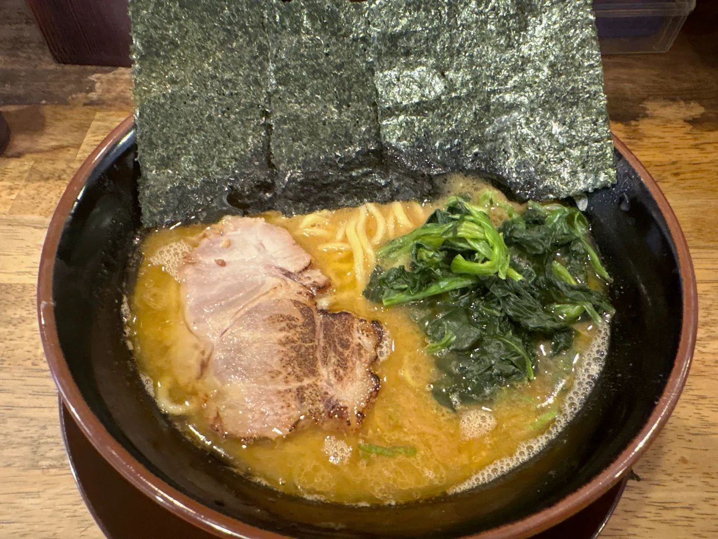 銀十のラーメン。大判の海苔、ほうれん草、チャーシューがのった豚骨醤油の一杯